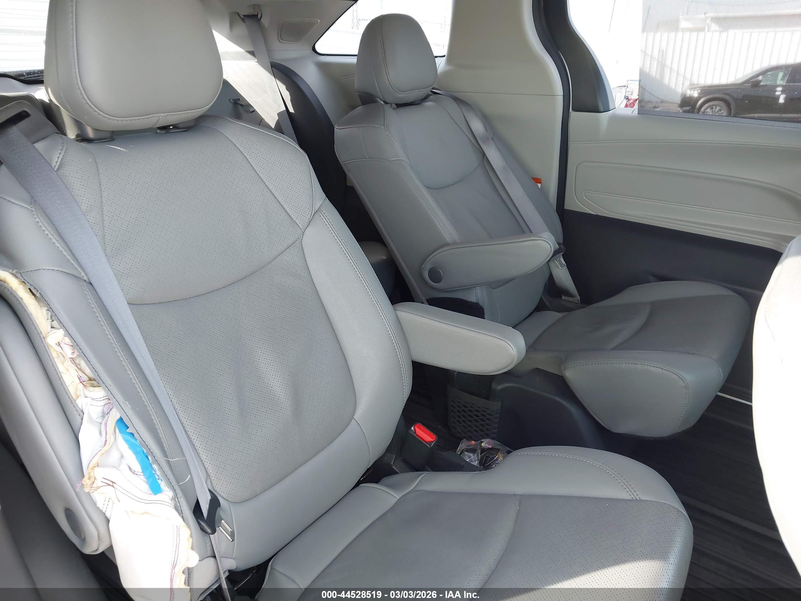 TOYOTA SIENNA image 8