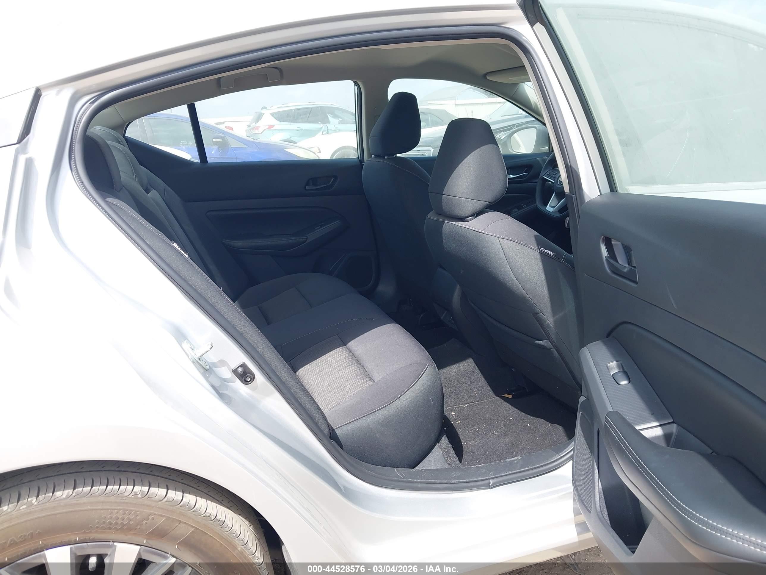 NISSAN ALTIMA image 8