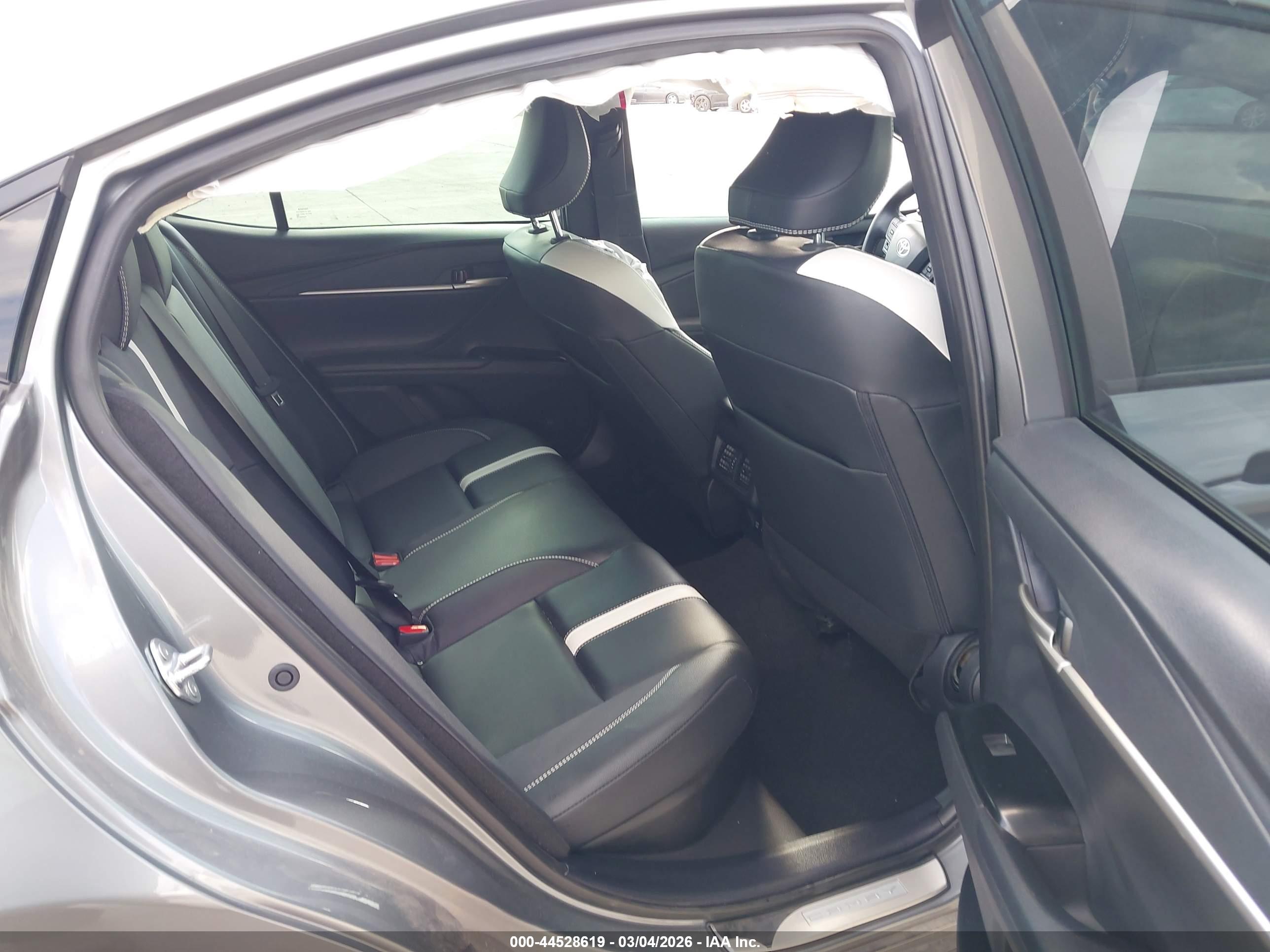 TOYOTA CAMRY image 8