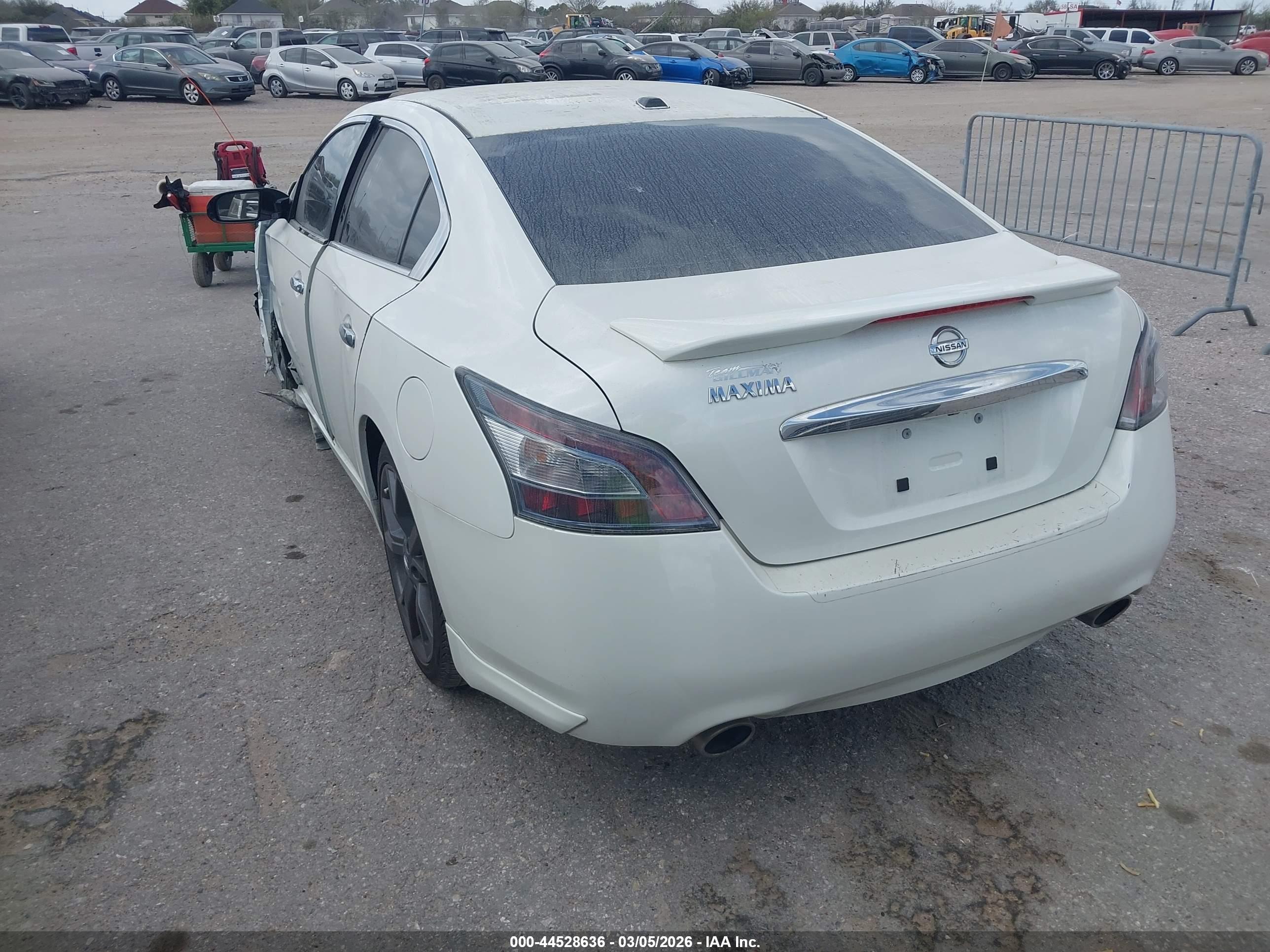 NISSAN MAXIMA image 3
