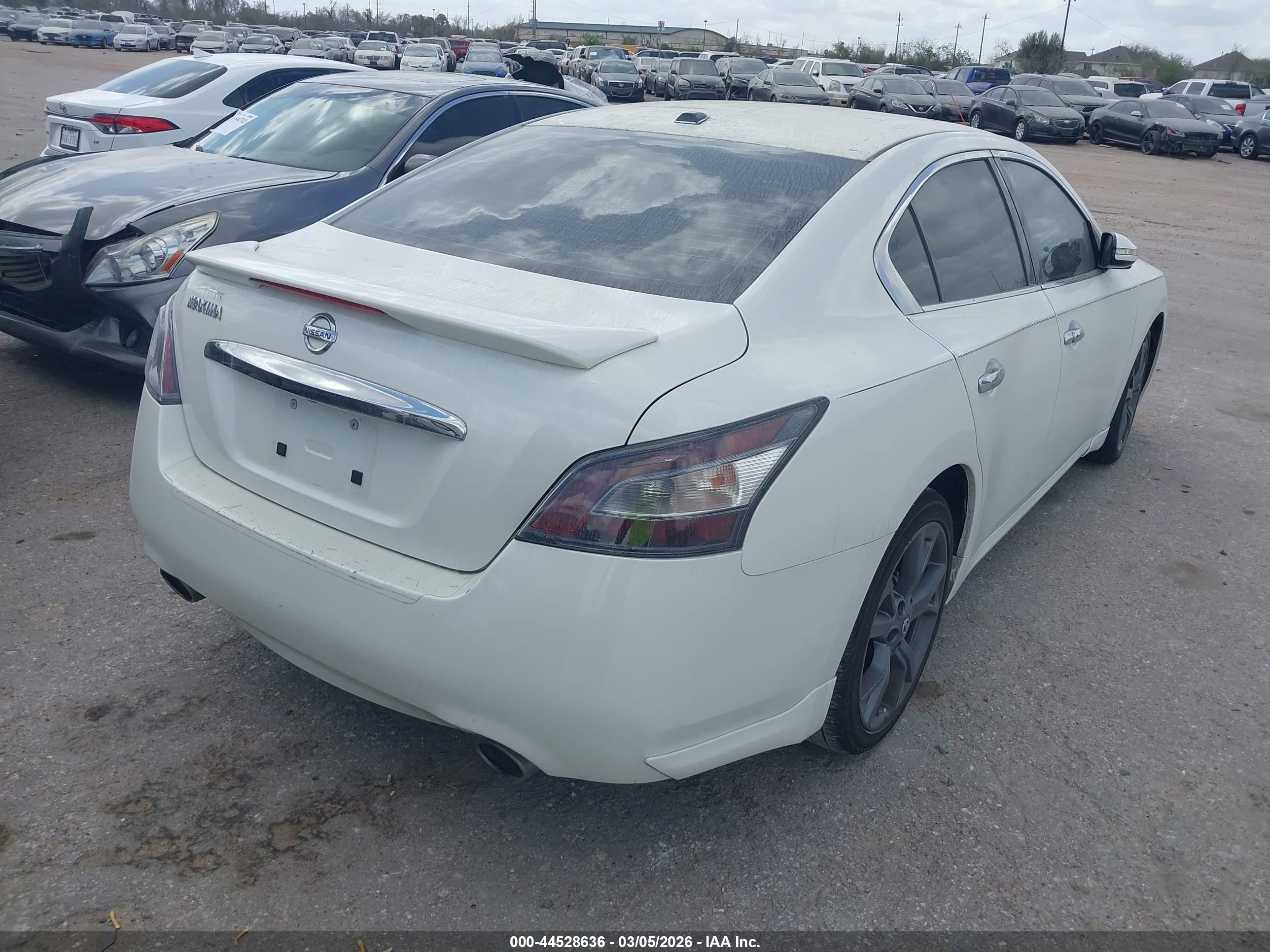 NISSAN MAXIMA image 4