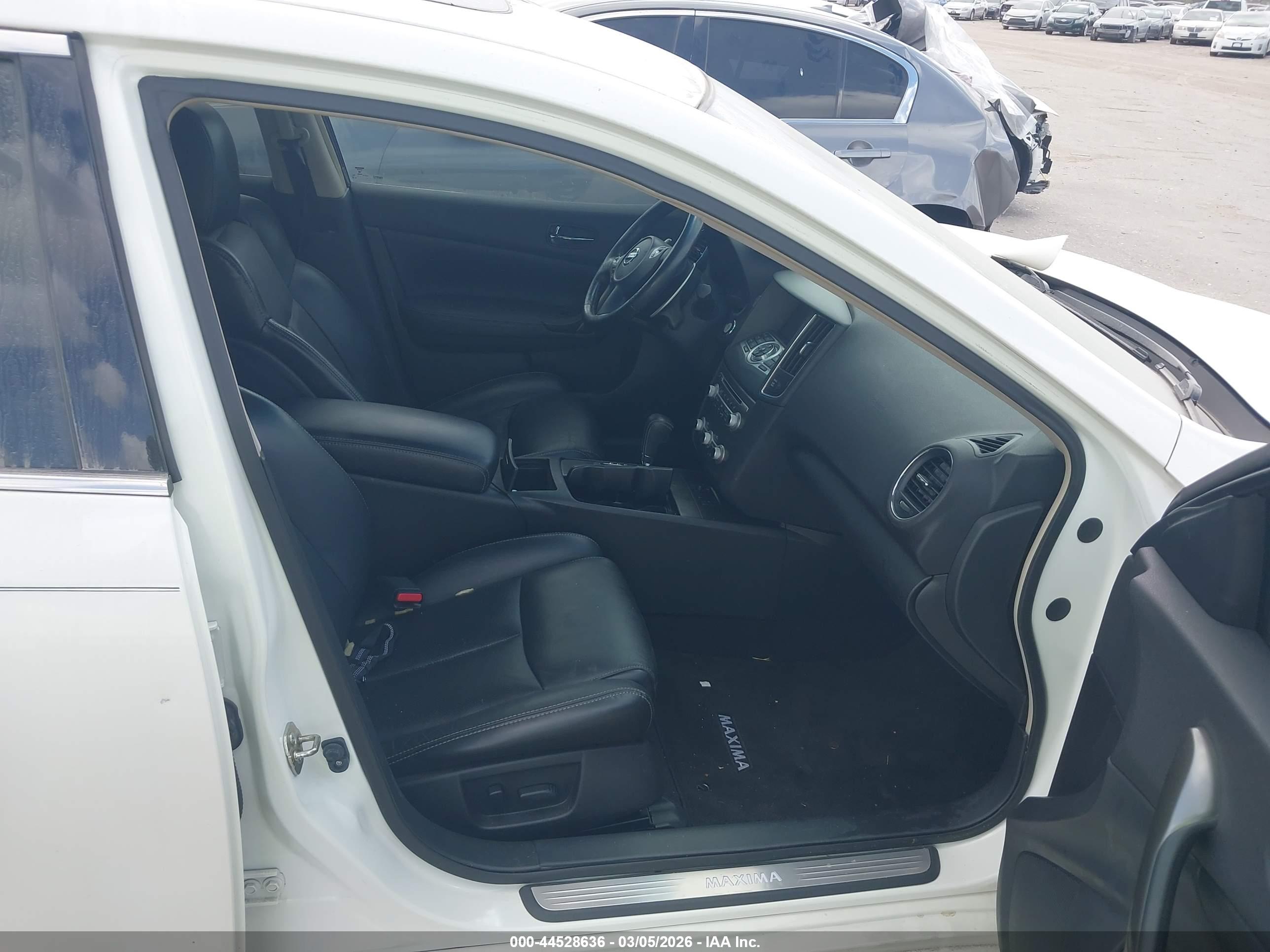 NISSAN MAXIMA image 5