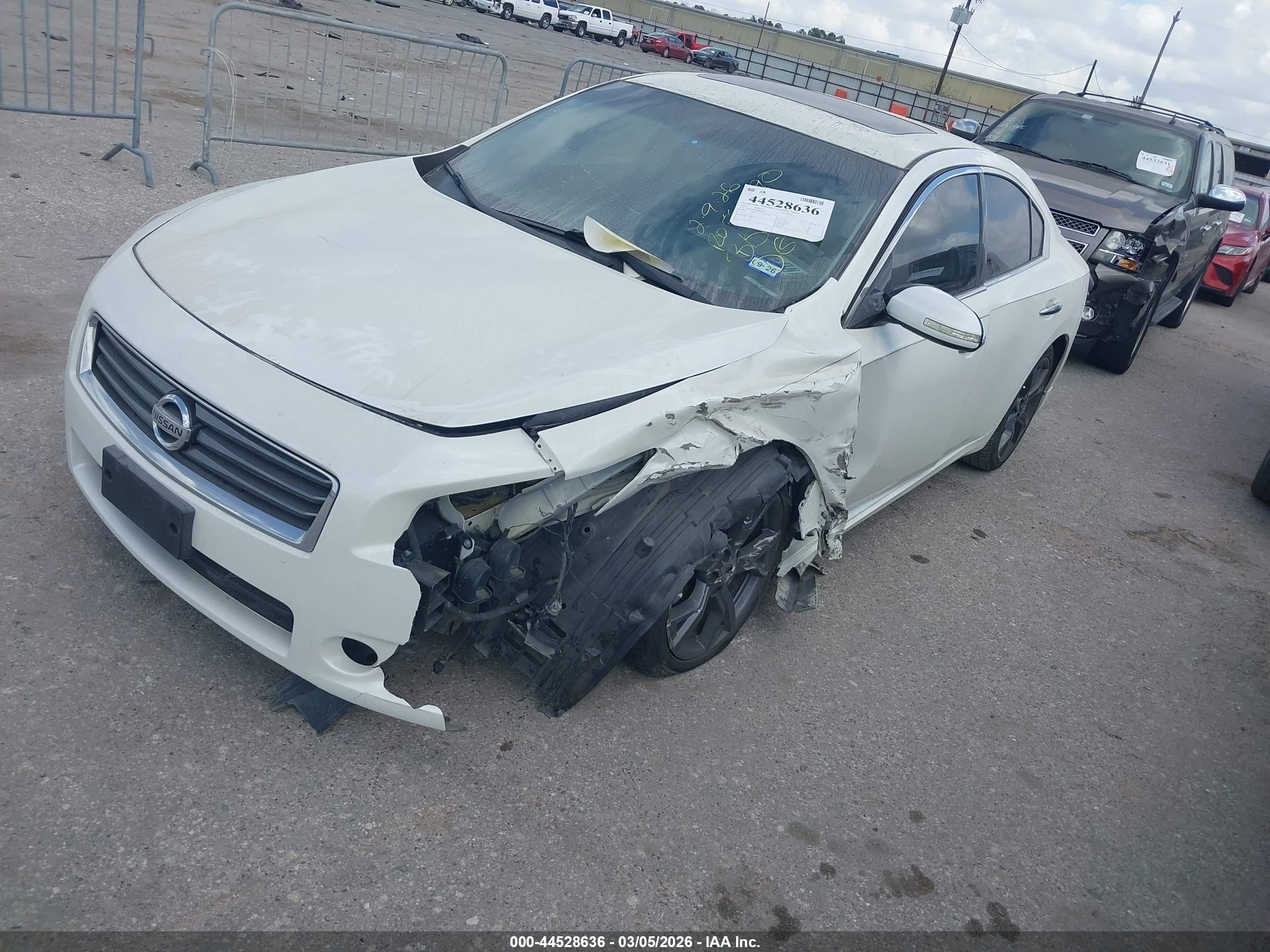 NISSAN MAXIMA image 6