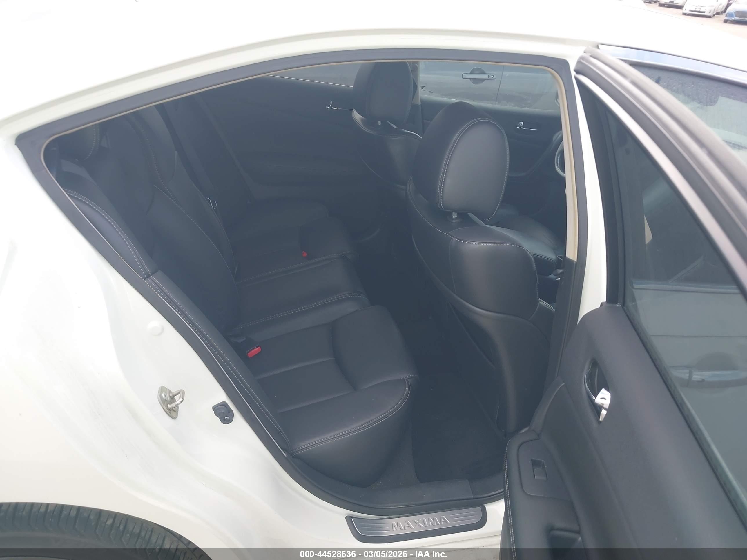 NISSAN MAXIMA image 8
