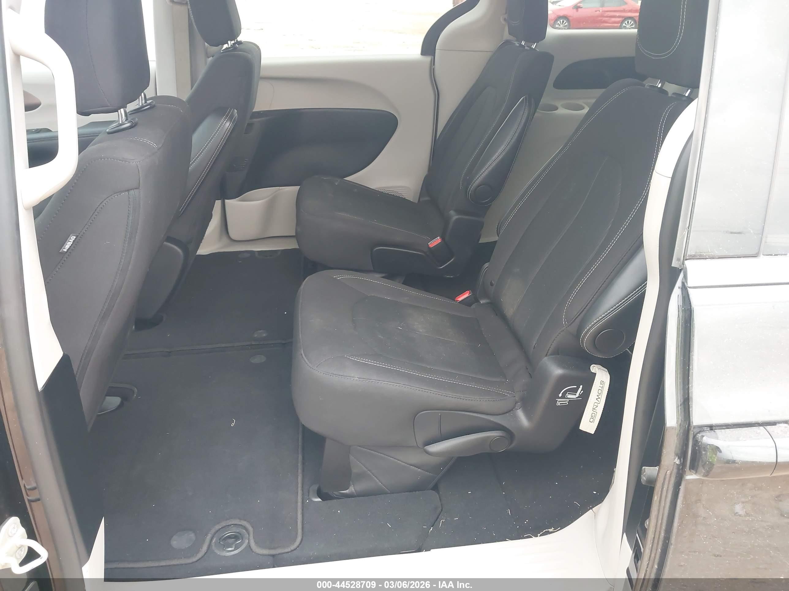 CHRYSLER VOYAGER image 8