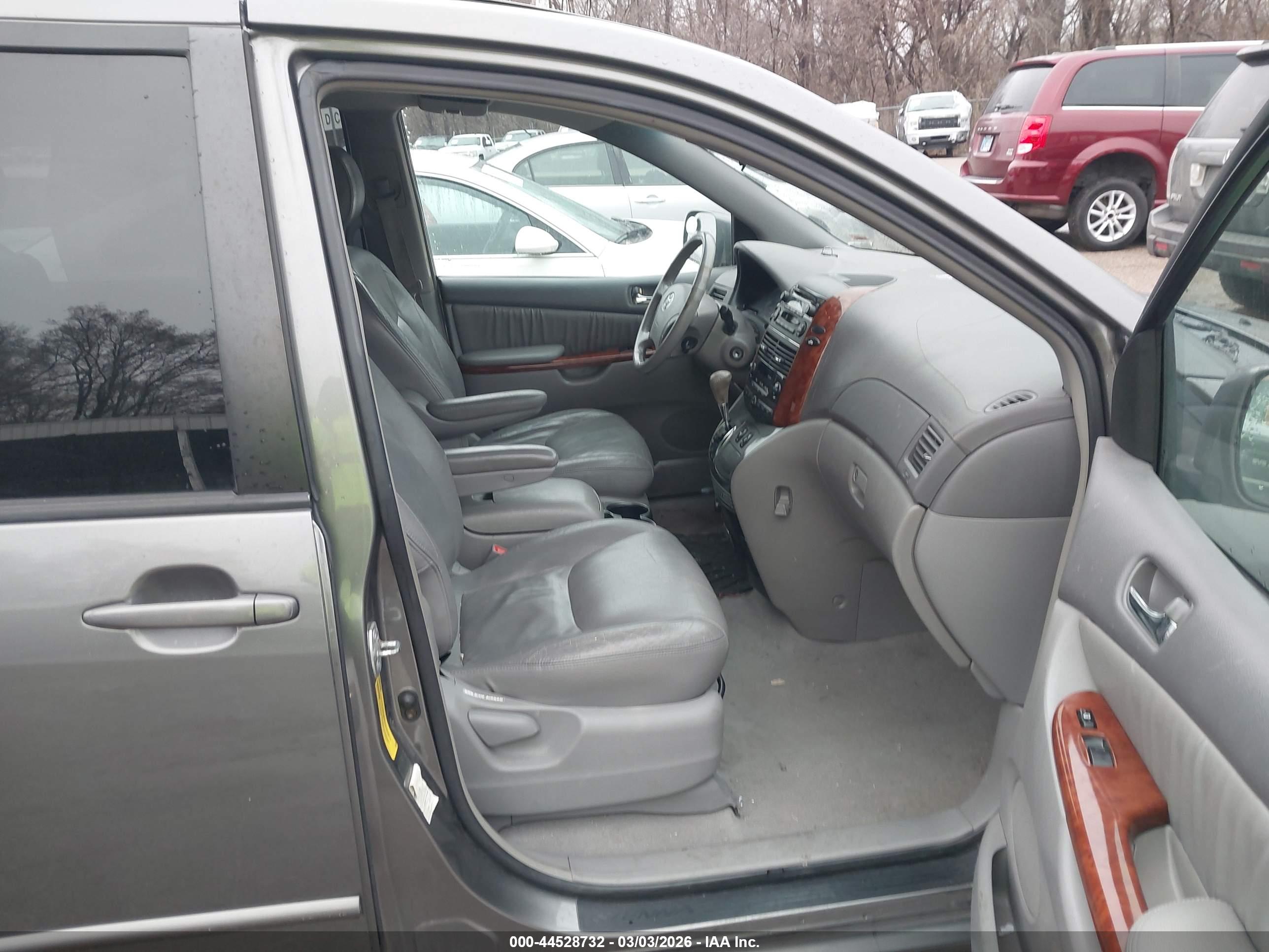 TOYOTA SIENNA image 5