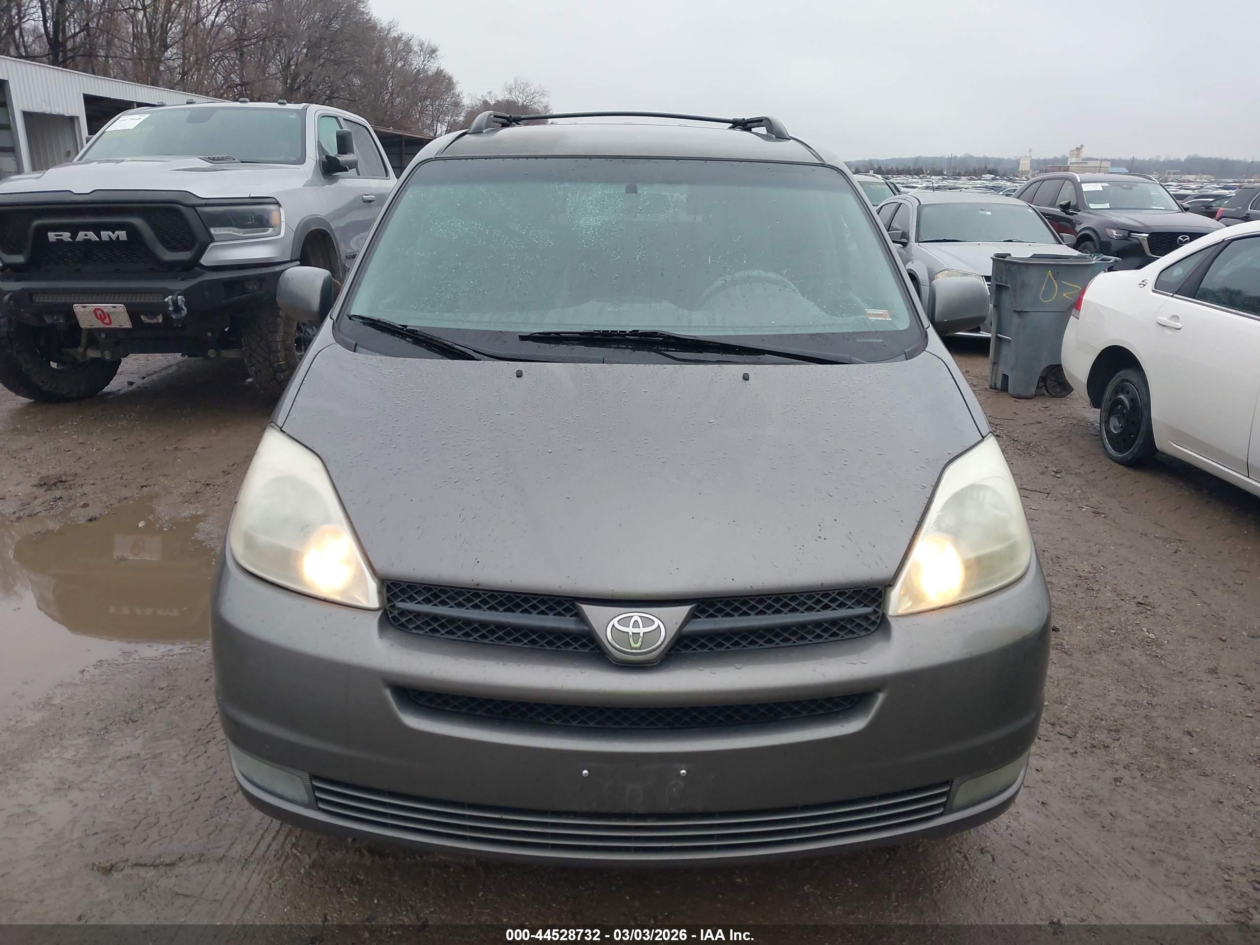 TOYOTA SIENNA image 6