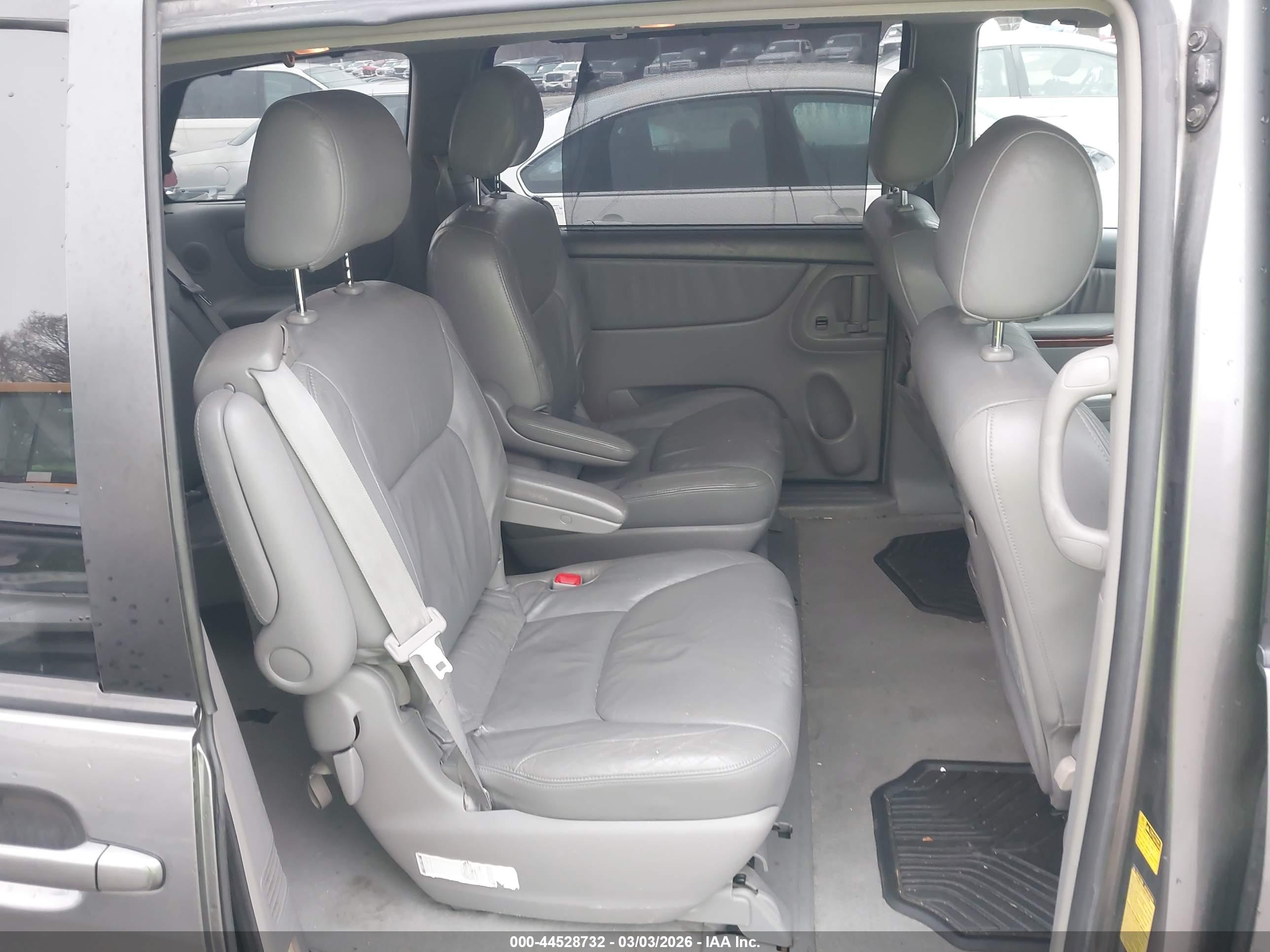 TOYOTA SIENNA image 8