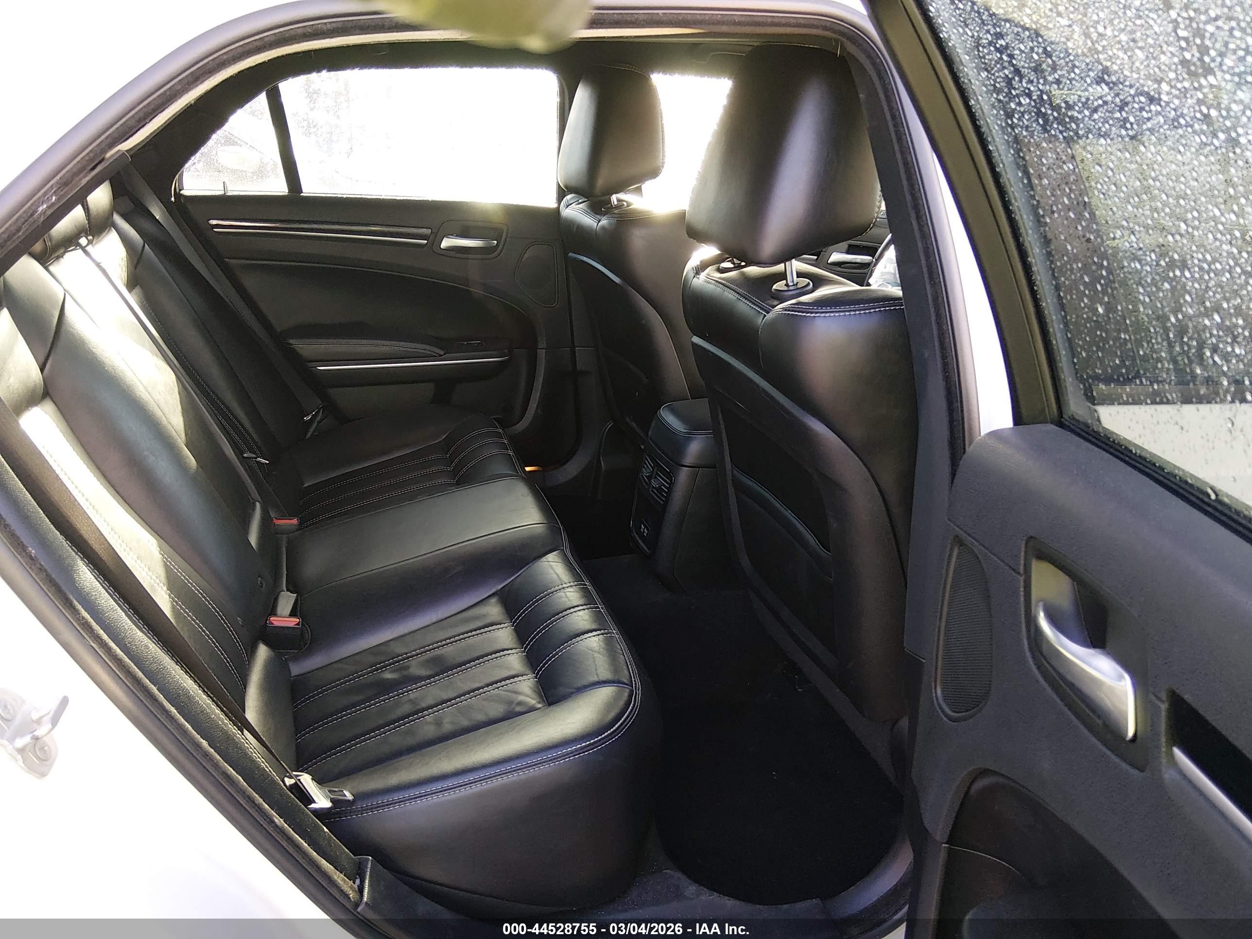 CHRYSLER 300 image 8