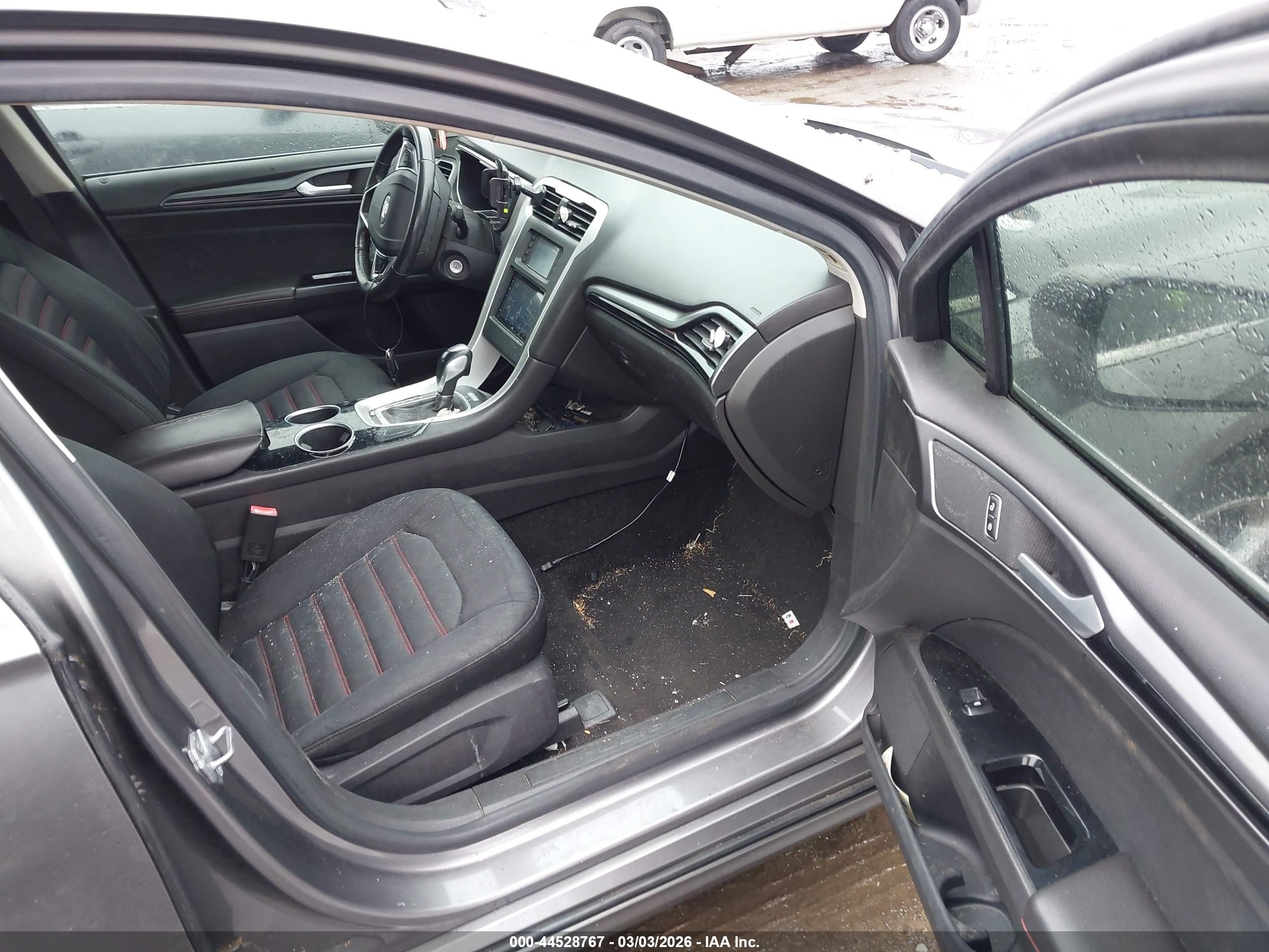 FORD FUSION image 5
