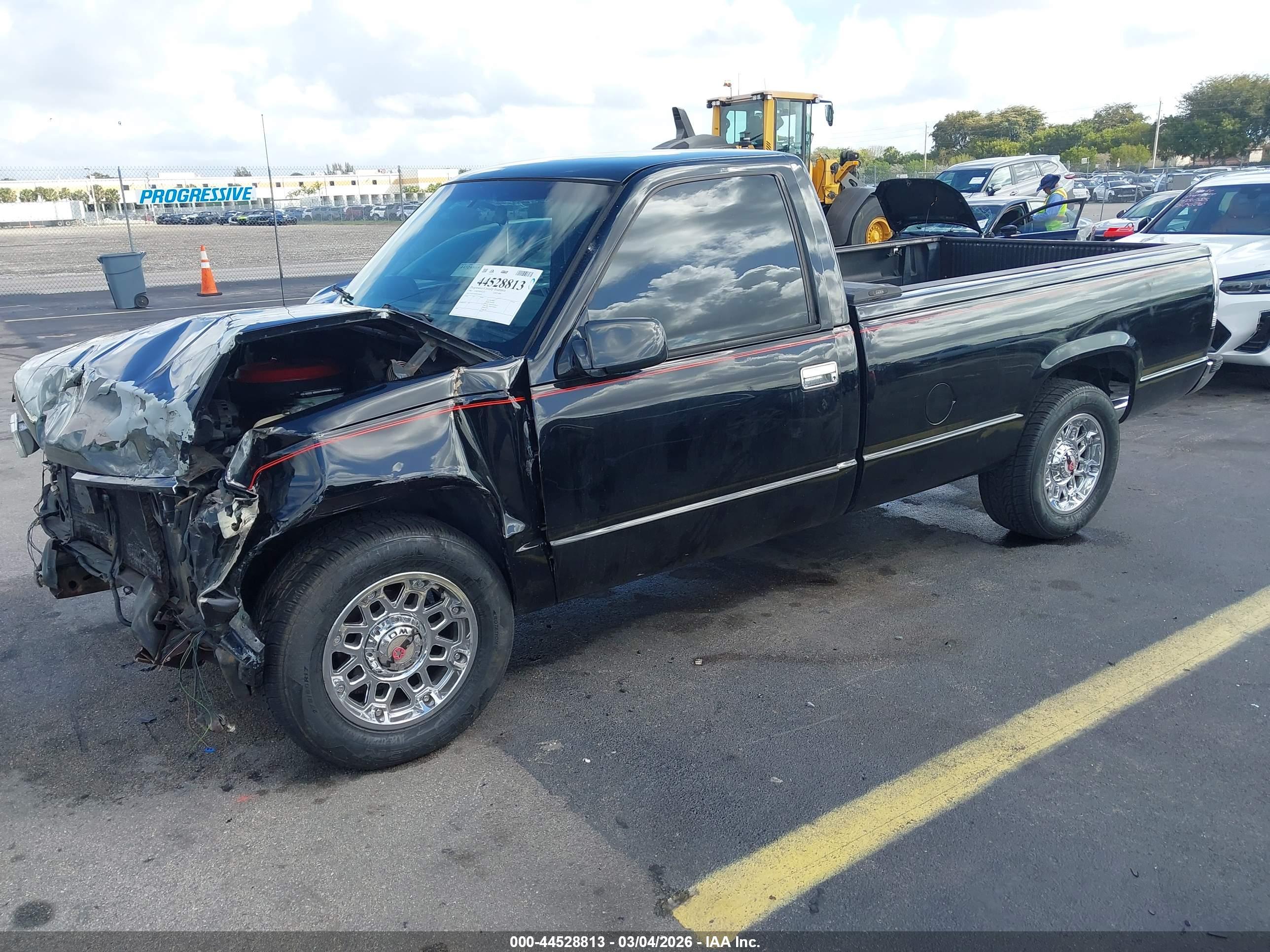 CHEVROLET GMT-400 image 2