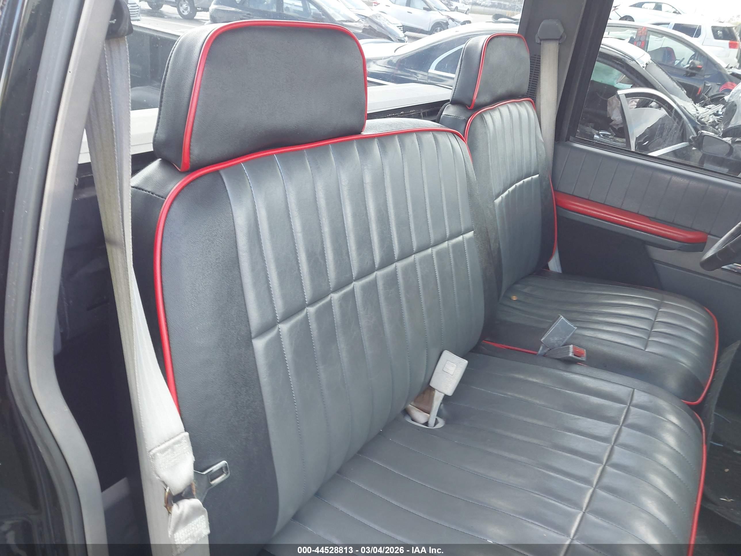 CHEVROLET GMT-400 image 8