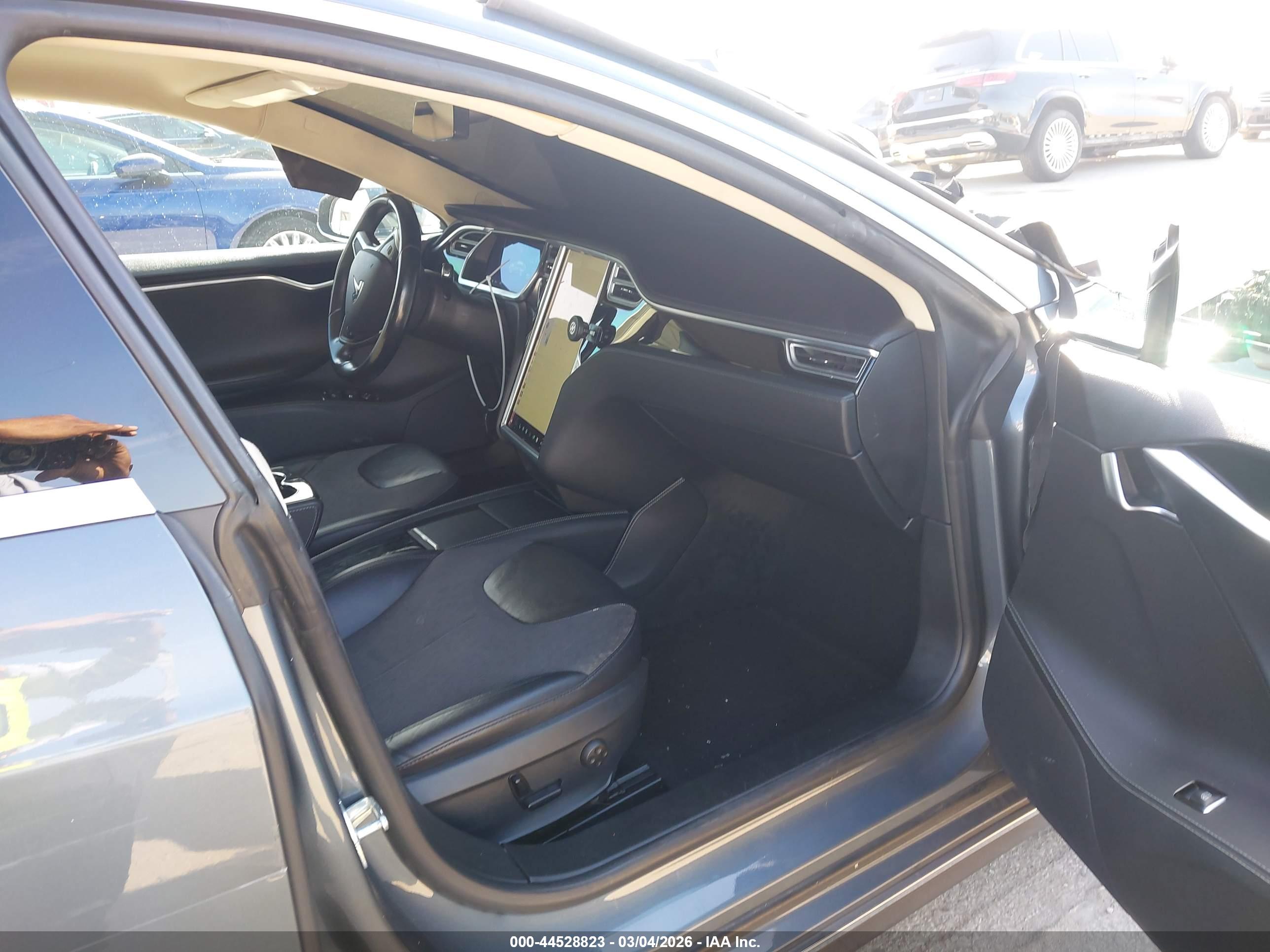 TESLA MODEL image 5