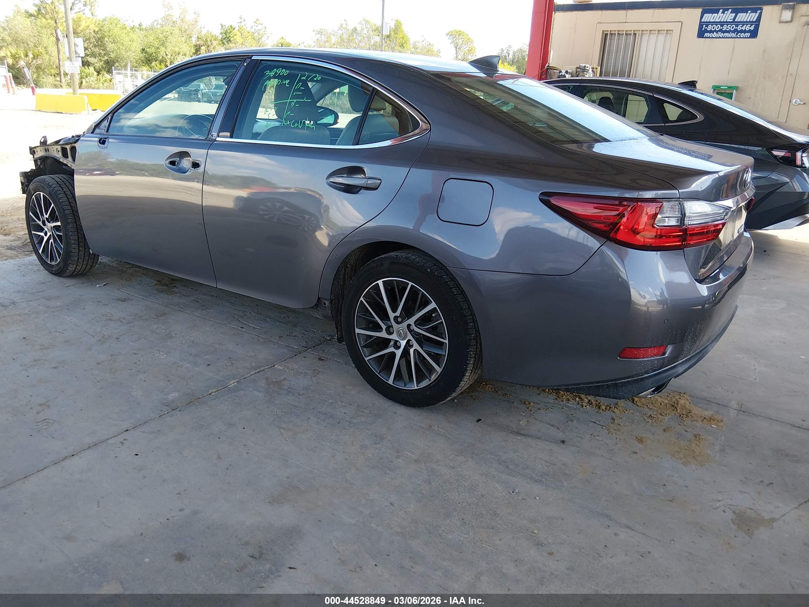 LEXUS ES image 3