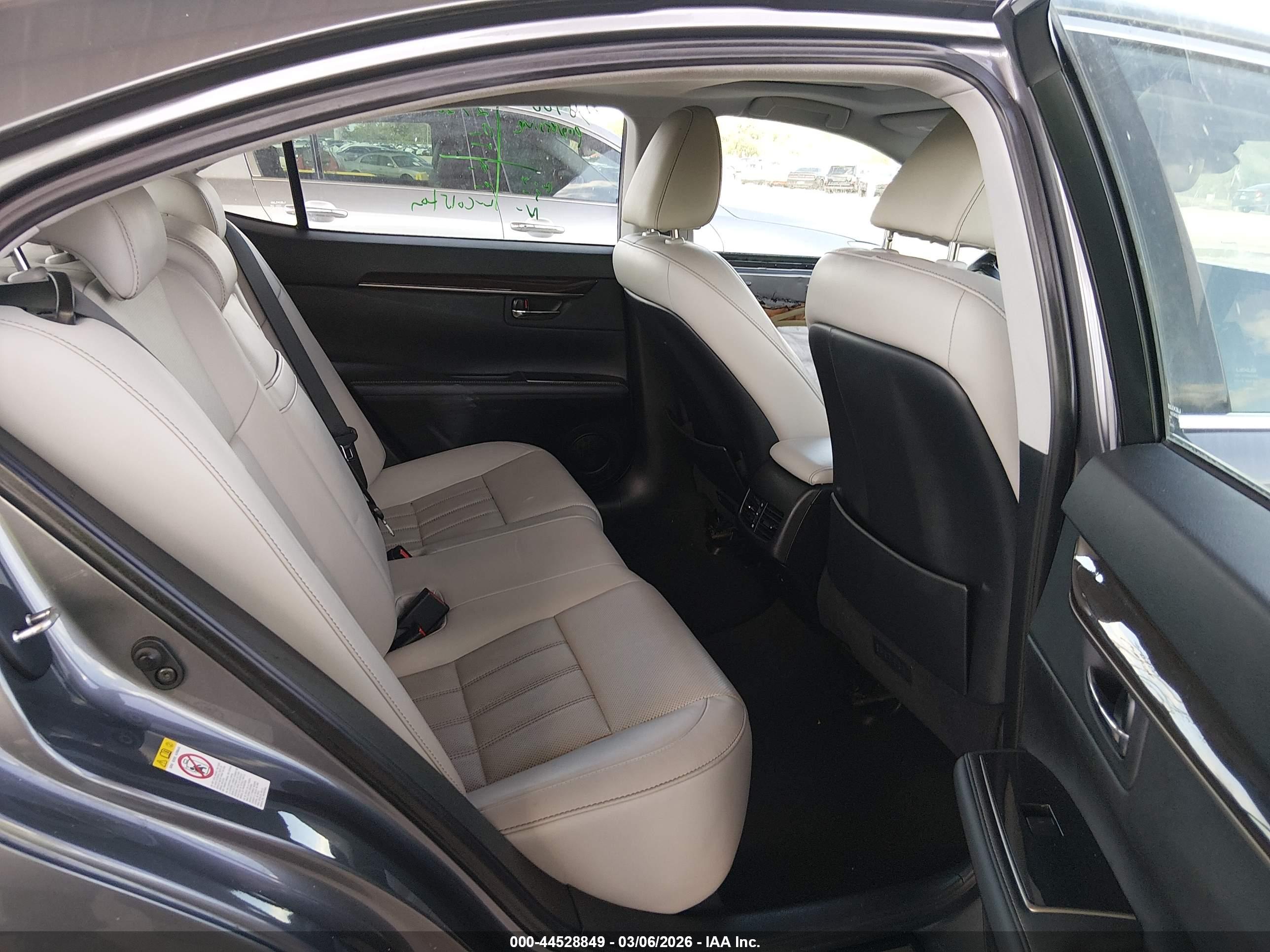 LEXUS ES image 8