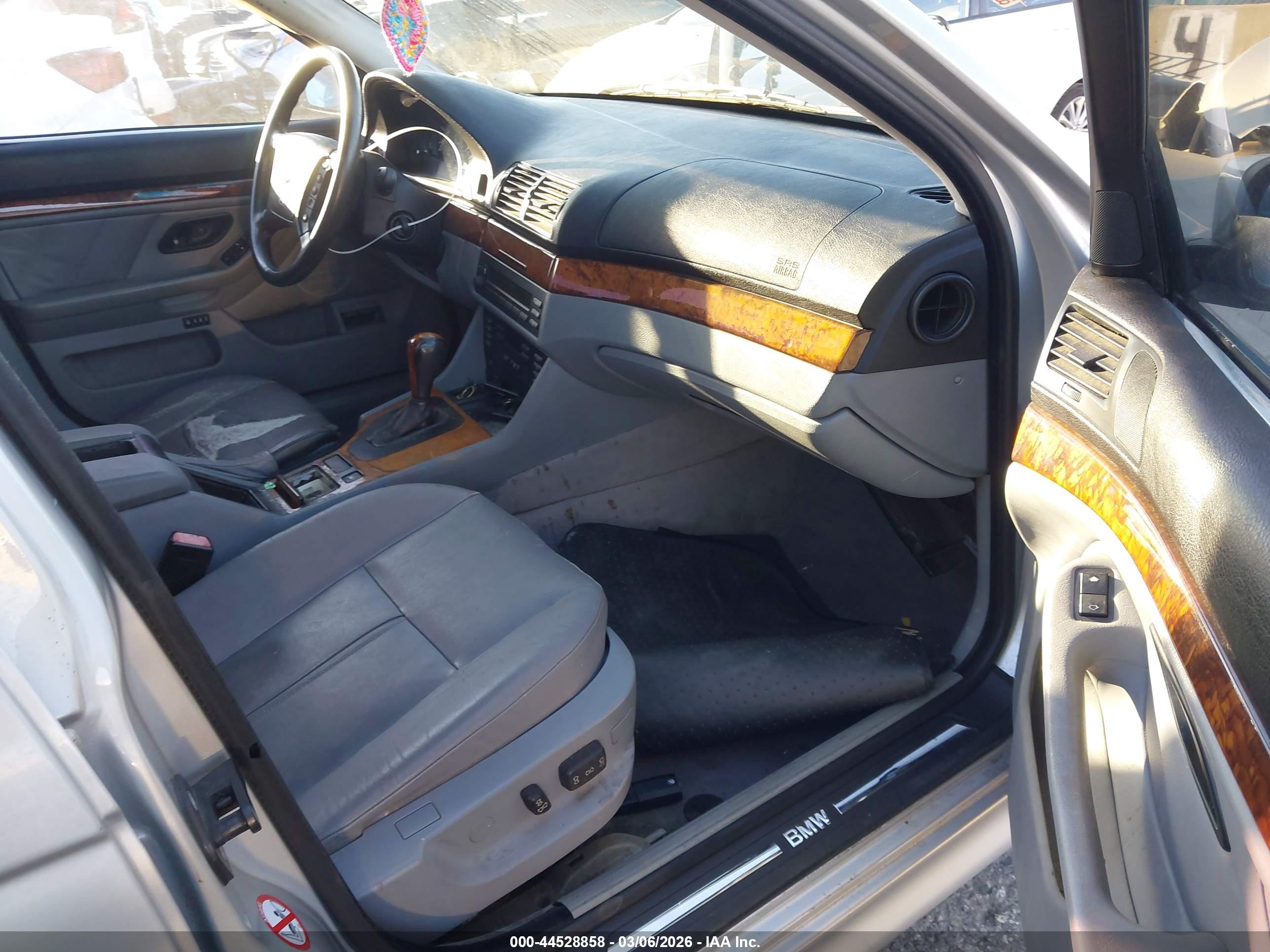 BMW 528IA image 5