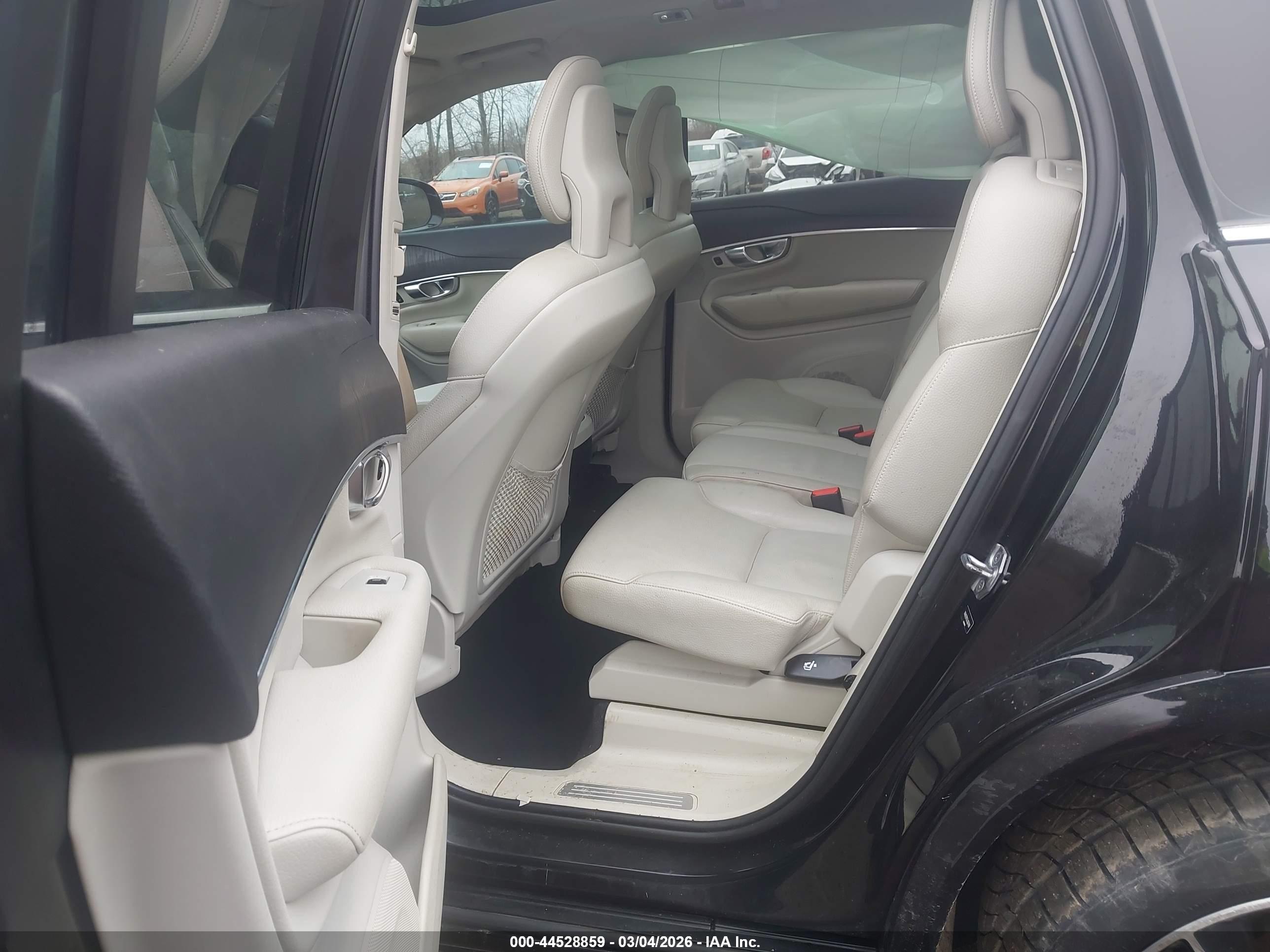 VOLVO XC90 image 8