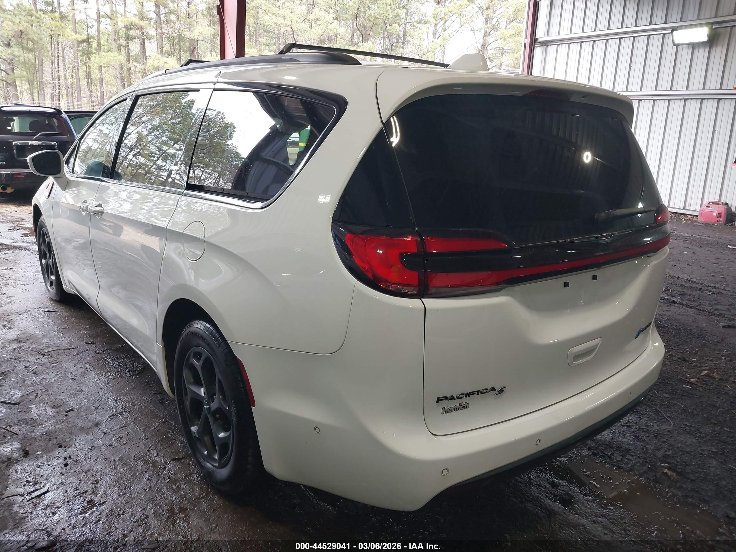 CHRYSLER PACIFICA image 3