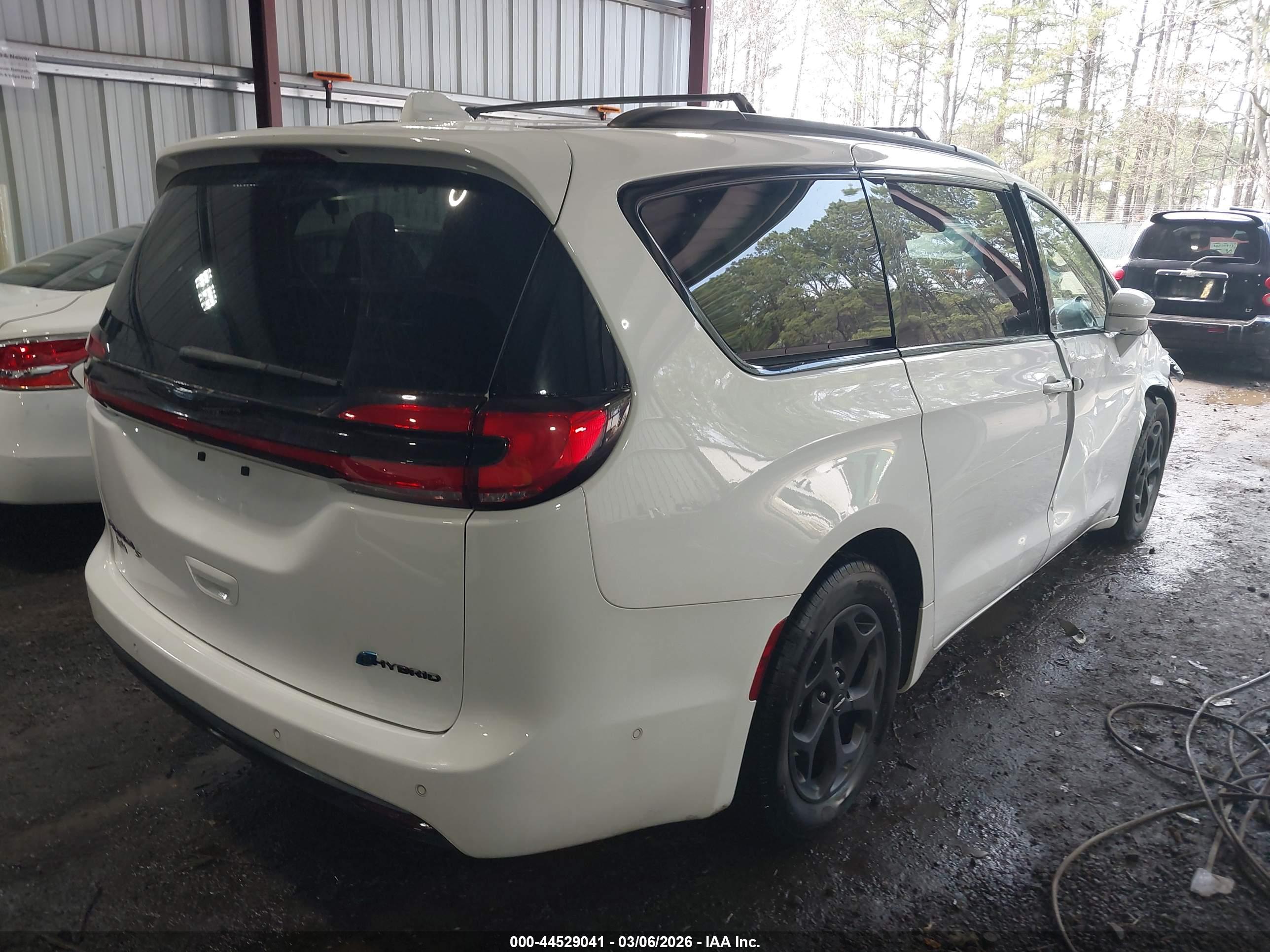 CHRYSLER PACIFICA image 4