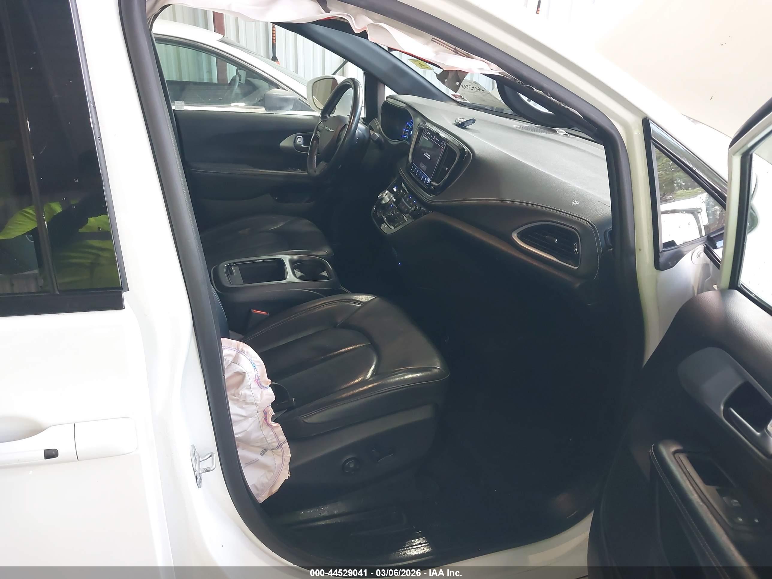 CHRYSLER PACIFICA image 5