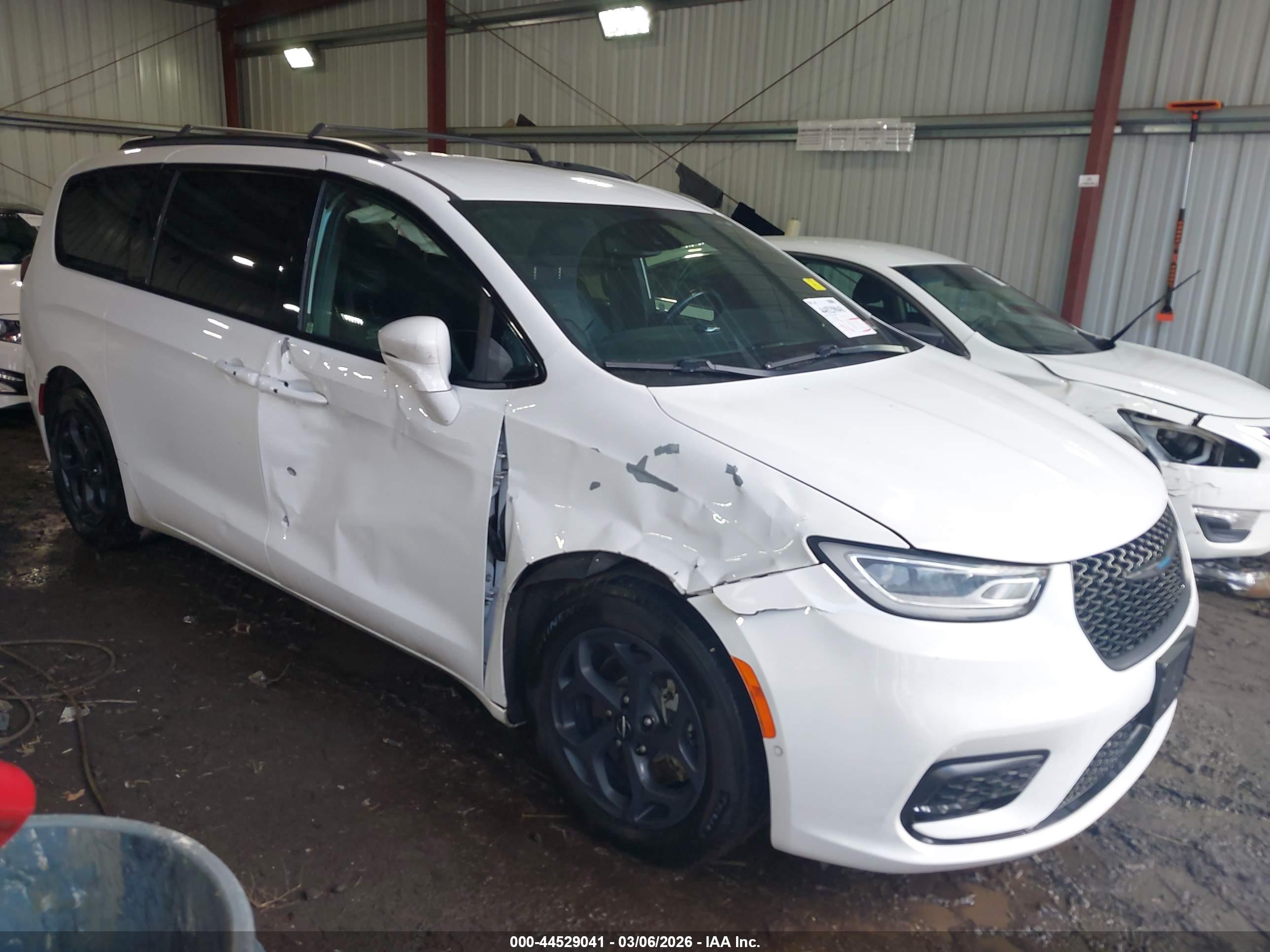 CHRYSLER PACIFICA image 6
