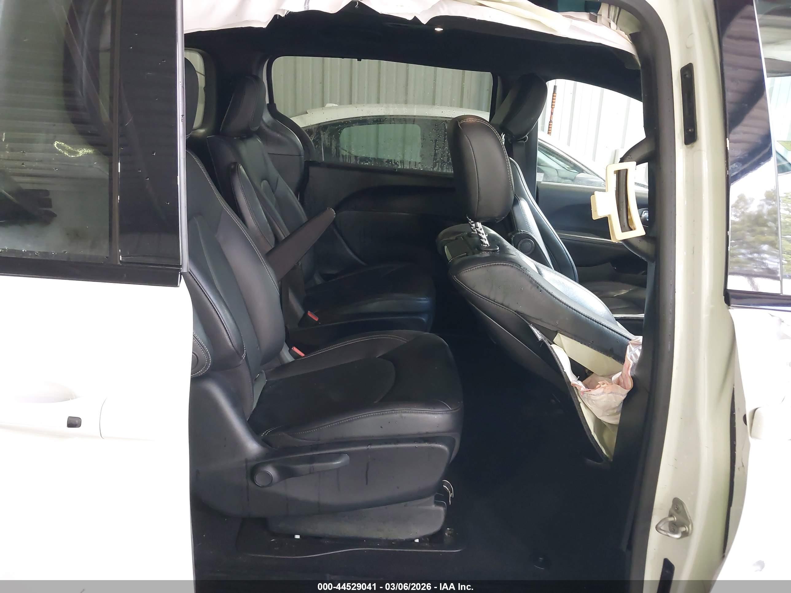 CHRYSLER PACIFICA image 8