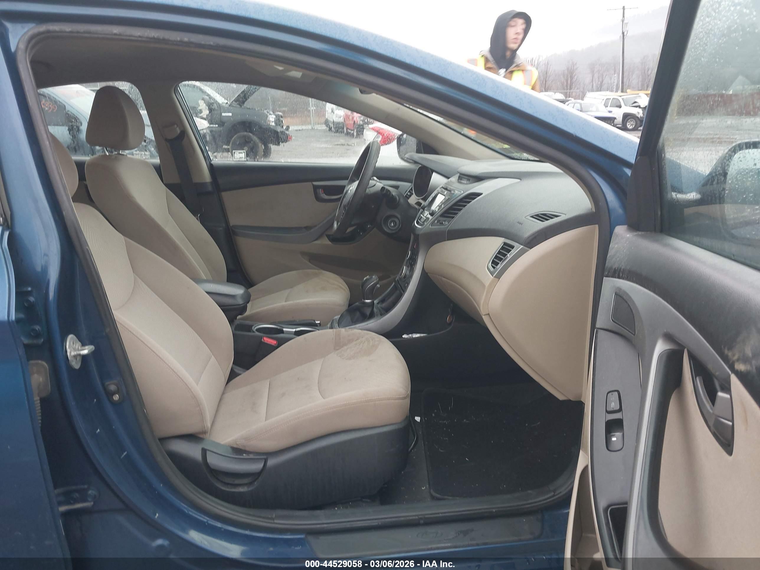 HYUNDAI ELANTRA image 5
