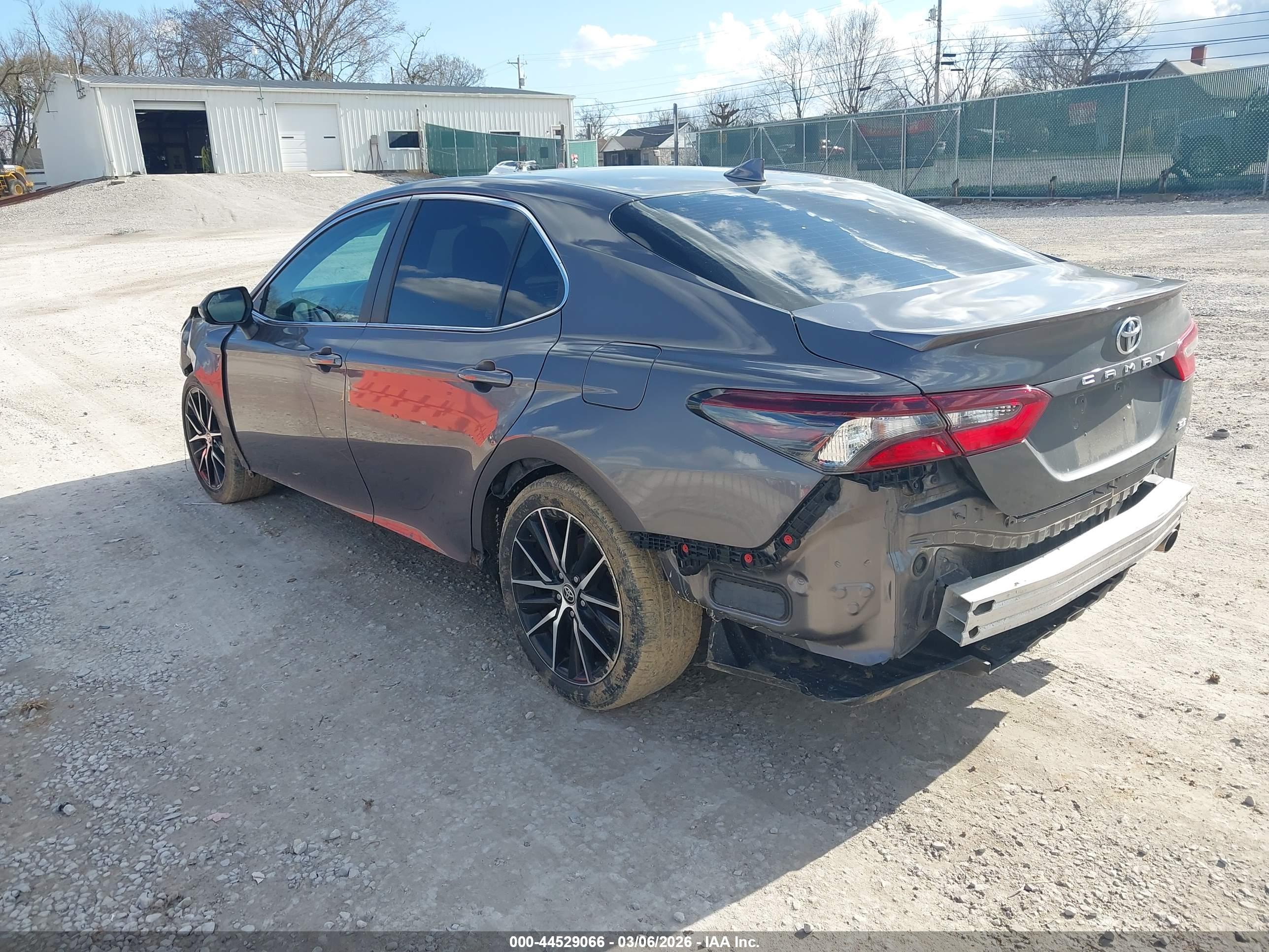 TOYOTA CAMRY image 3