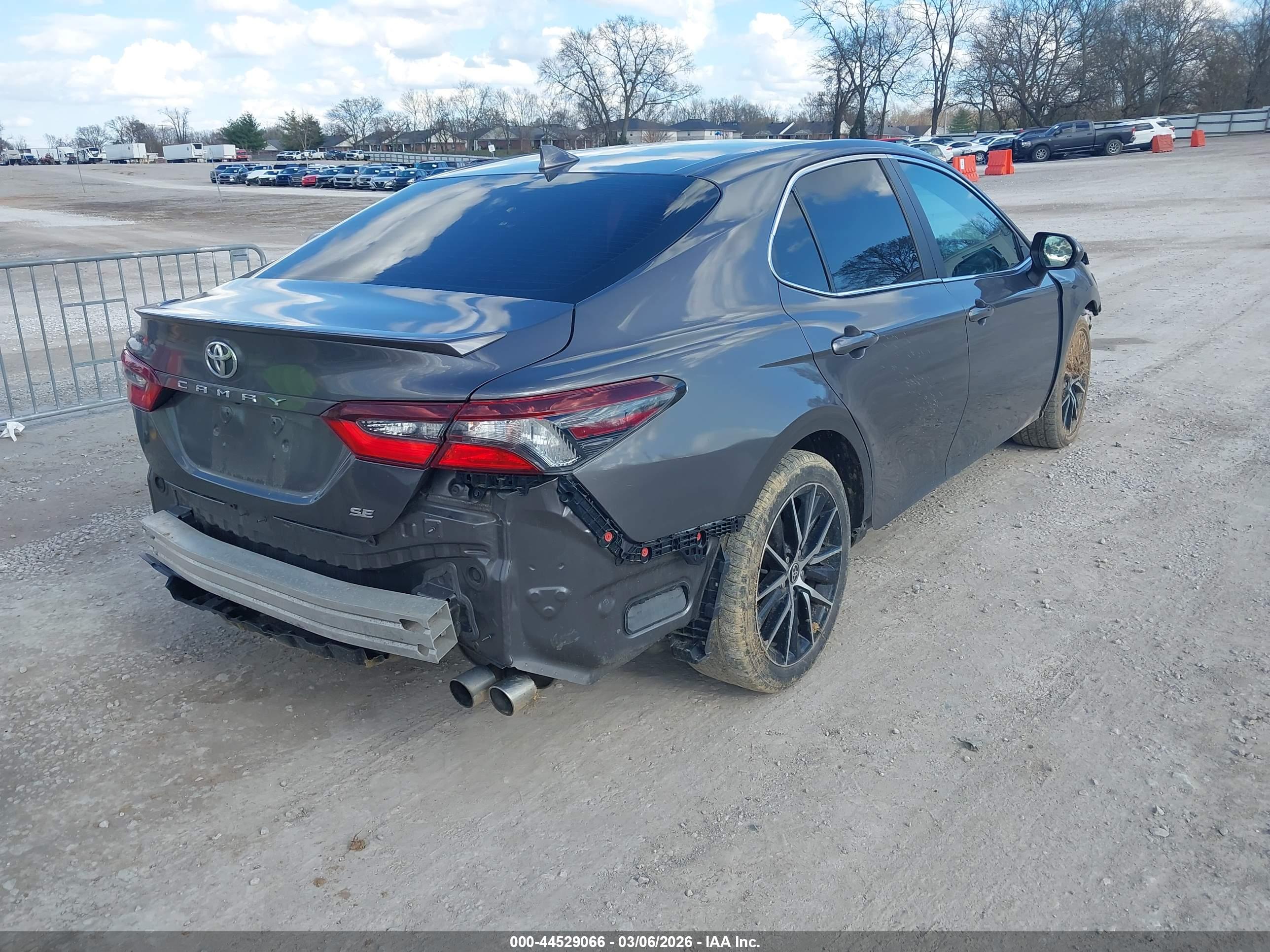 TOYOTA CAMRY image 4