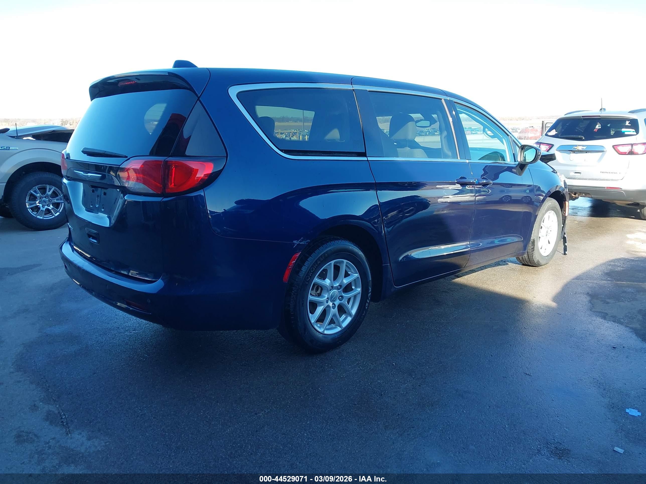 CHRYSLER PACIFICA image 4