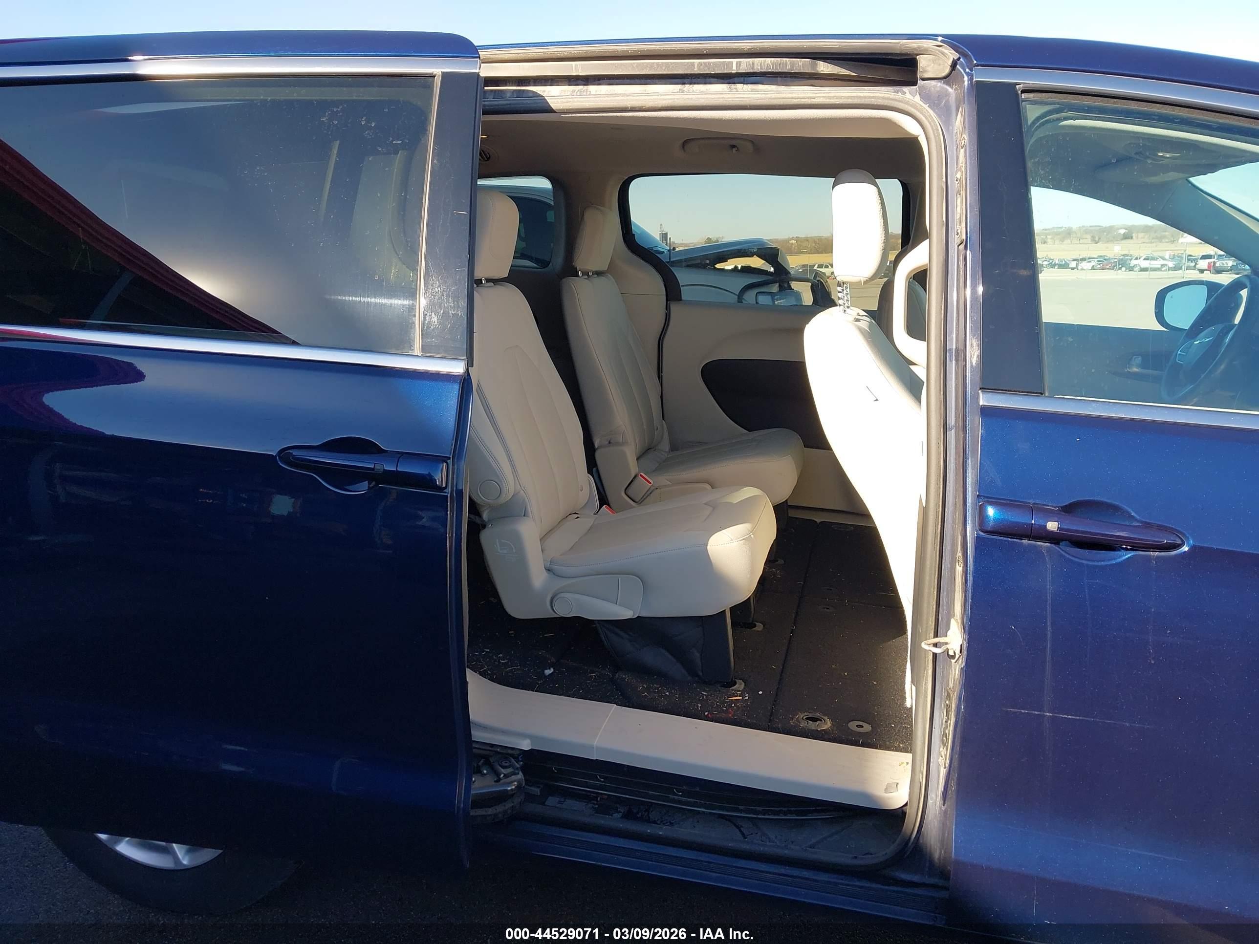 CHRYSLER PACIFICA image 8