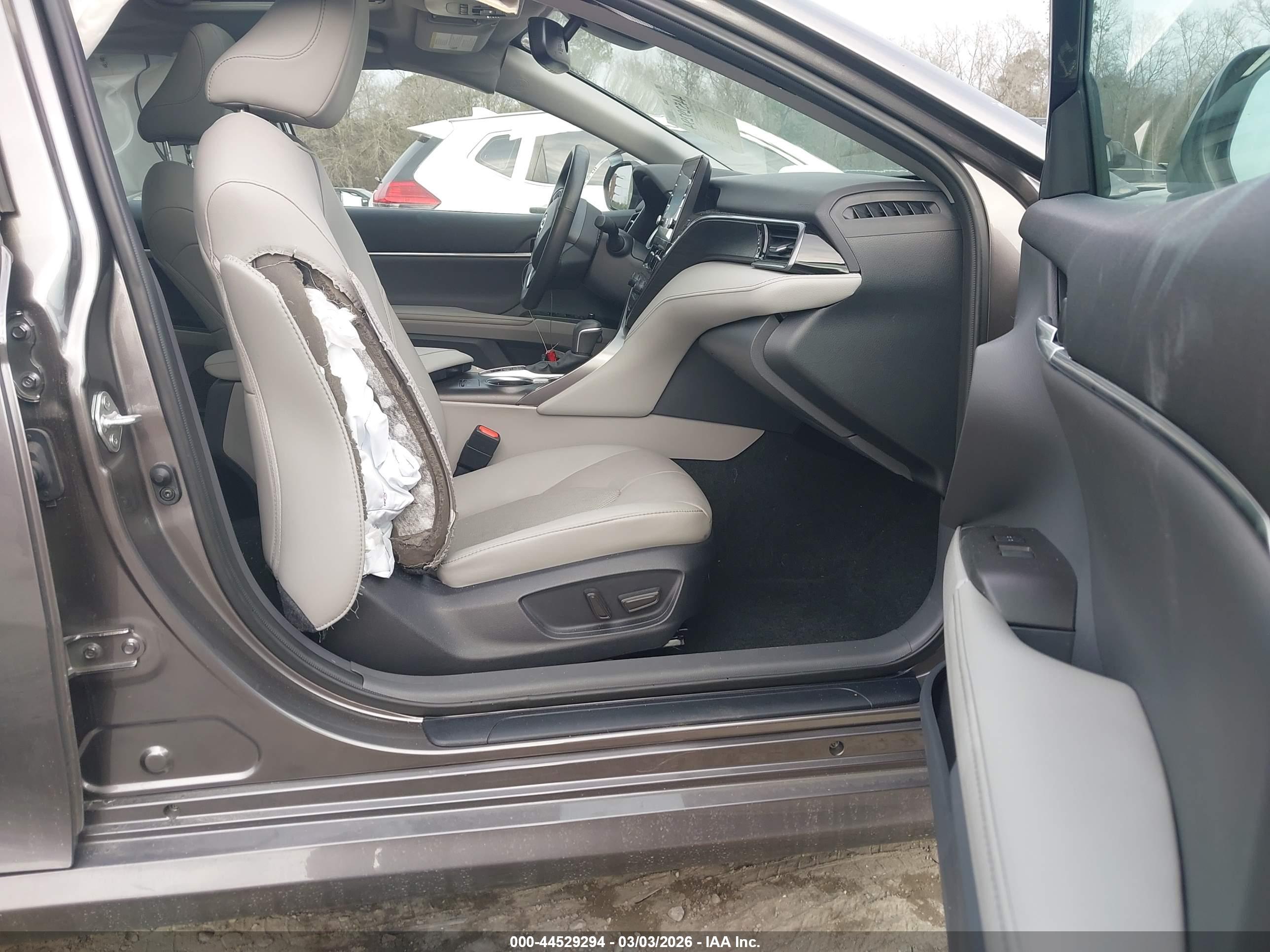 TOYOTA CAMRY image 5