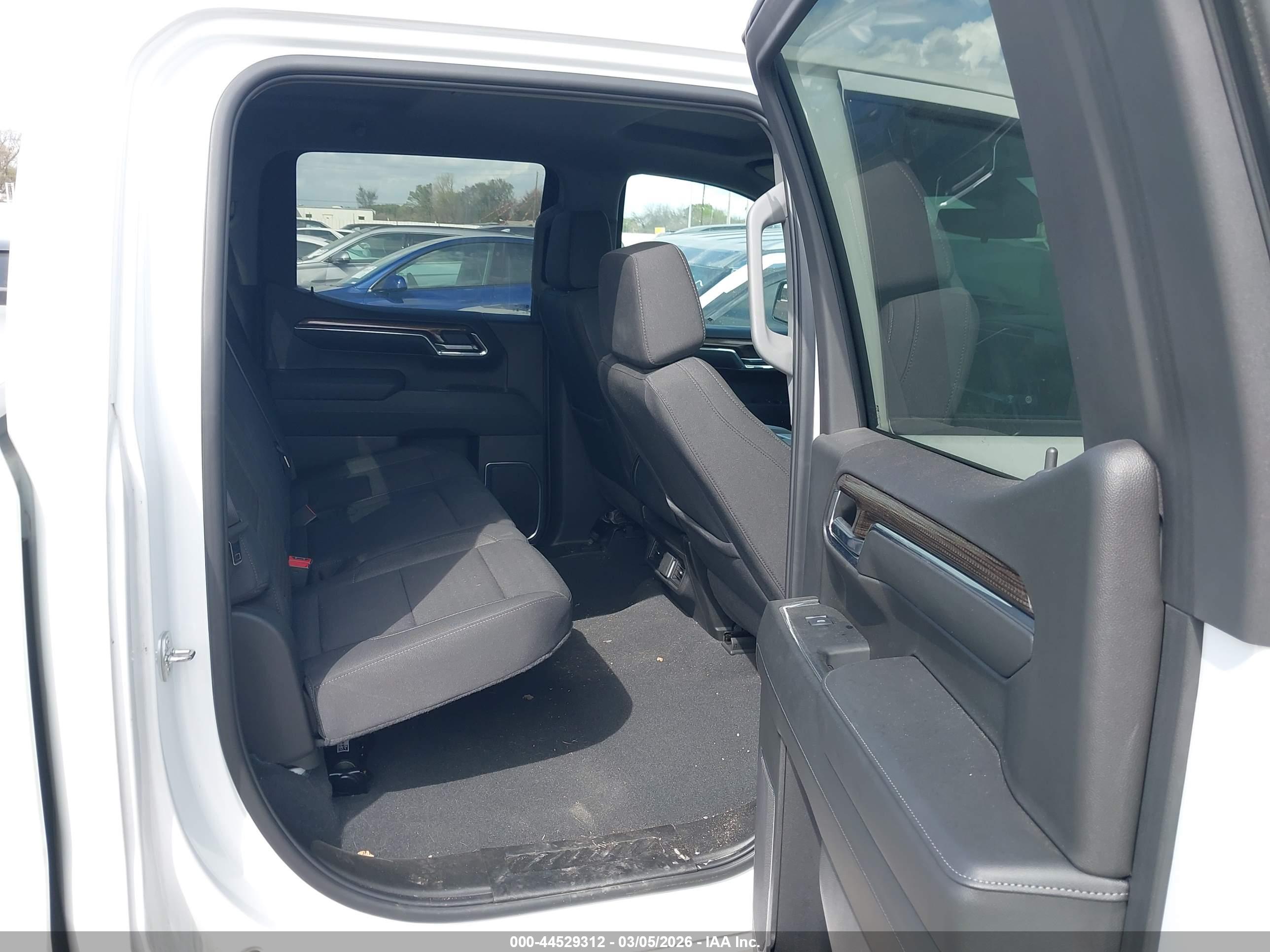 CHEVROLET SILVERADO image 8