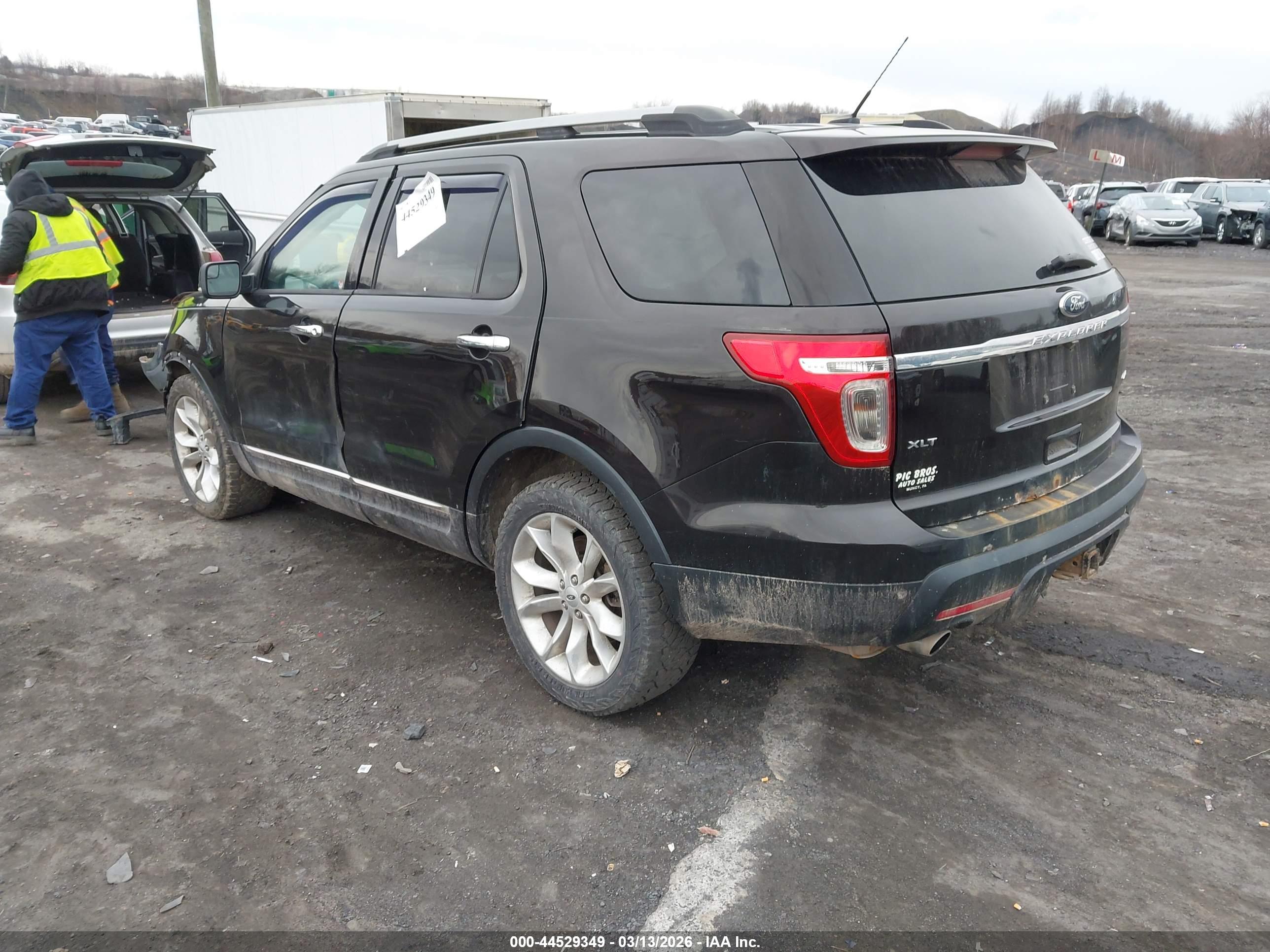 FORD EXPLORER image 3