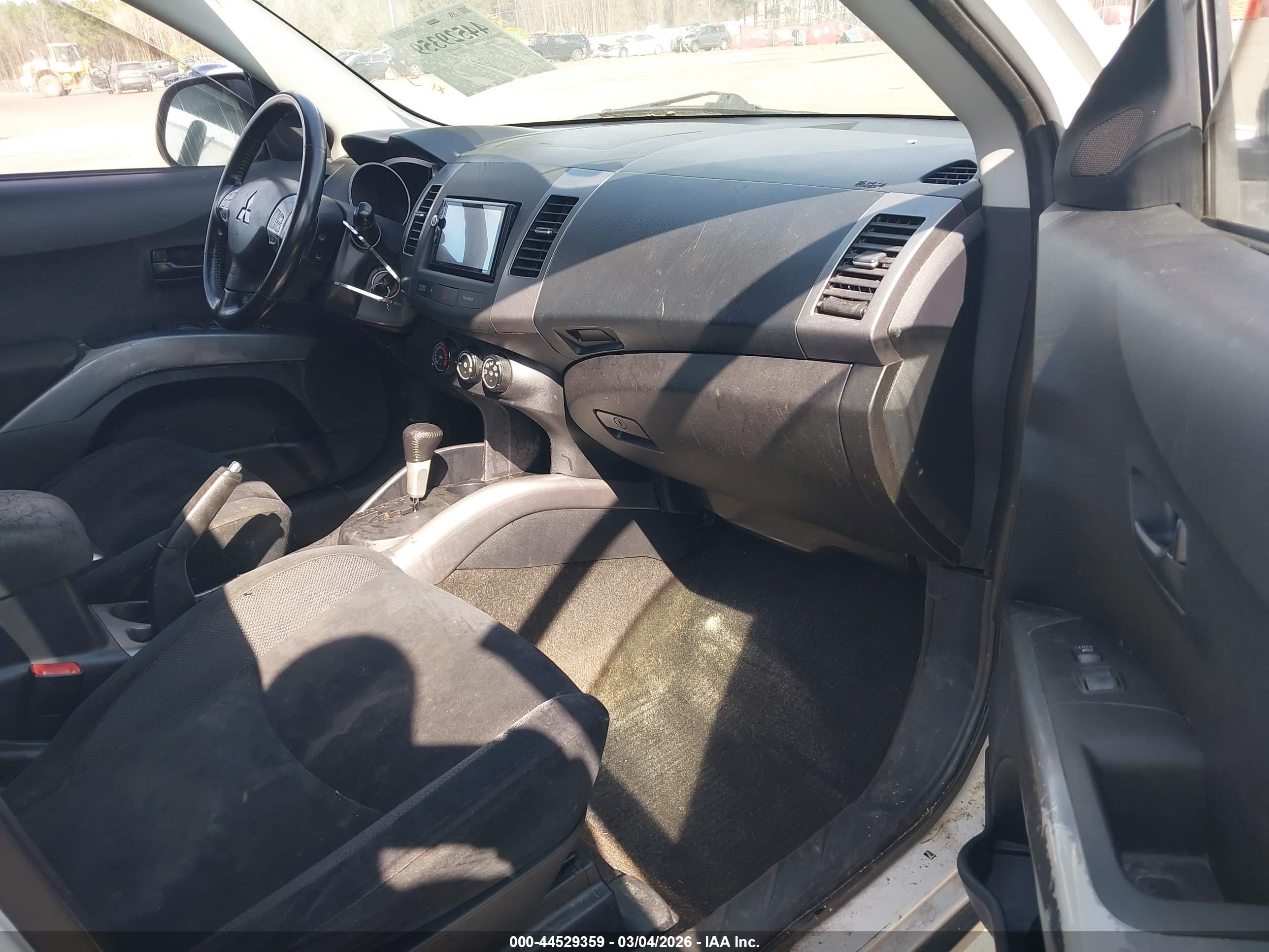 MITSUBISHI OUTLANDER image 5