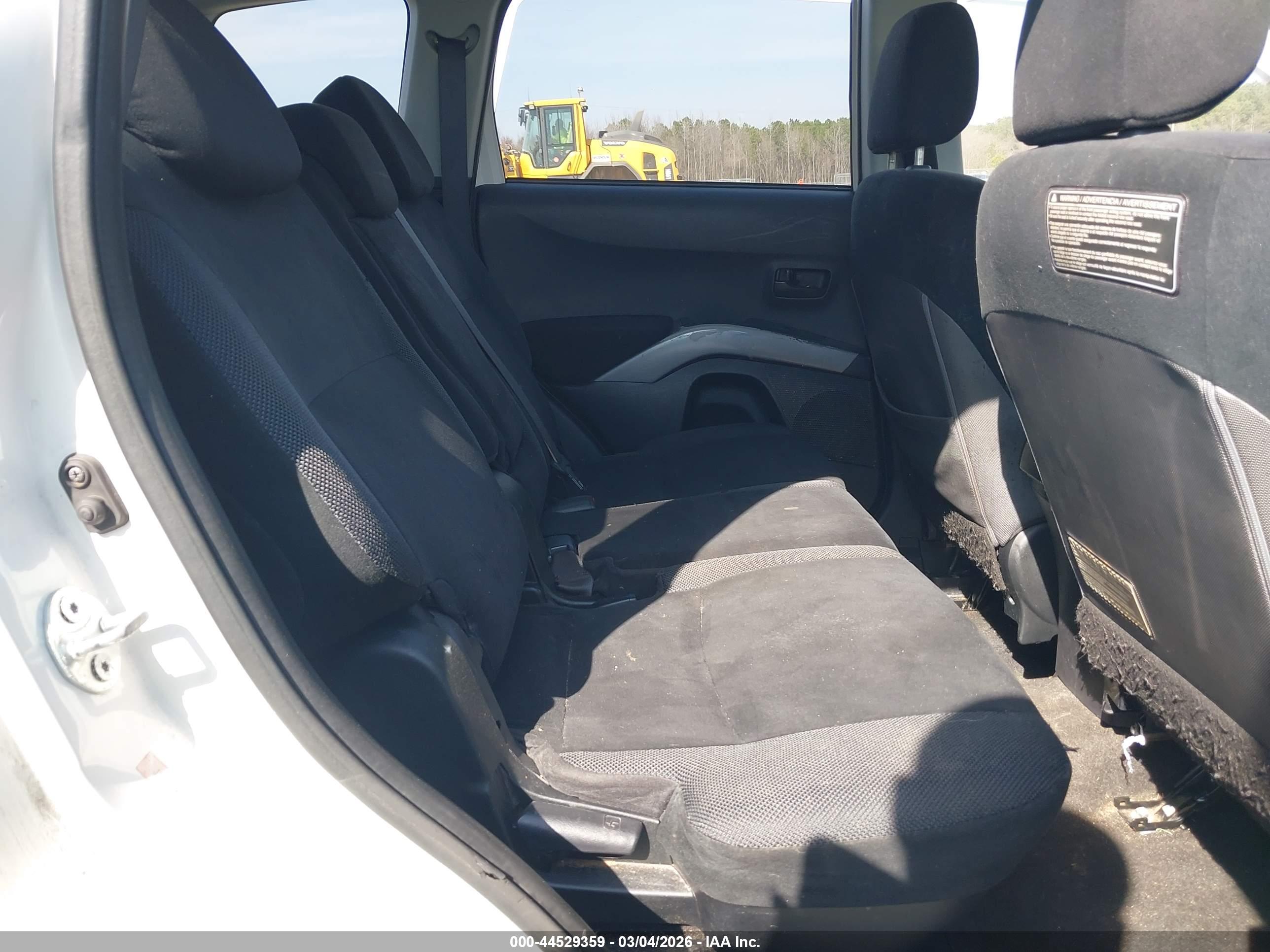 MITSUBISHI OUTLANDER image 8