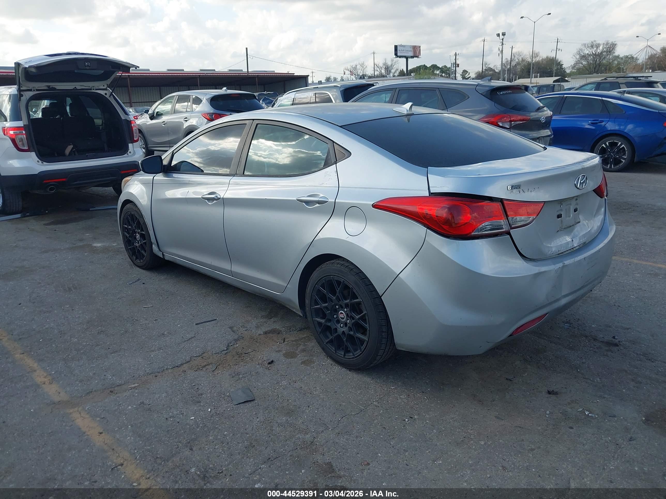 HYUNDAI ELANTRA image 3