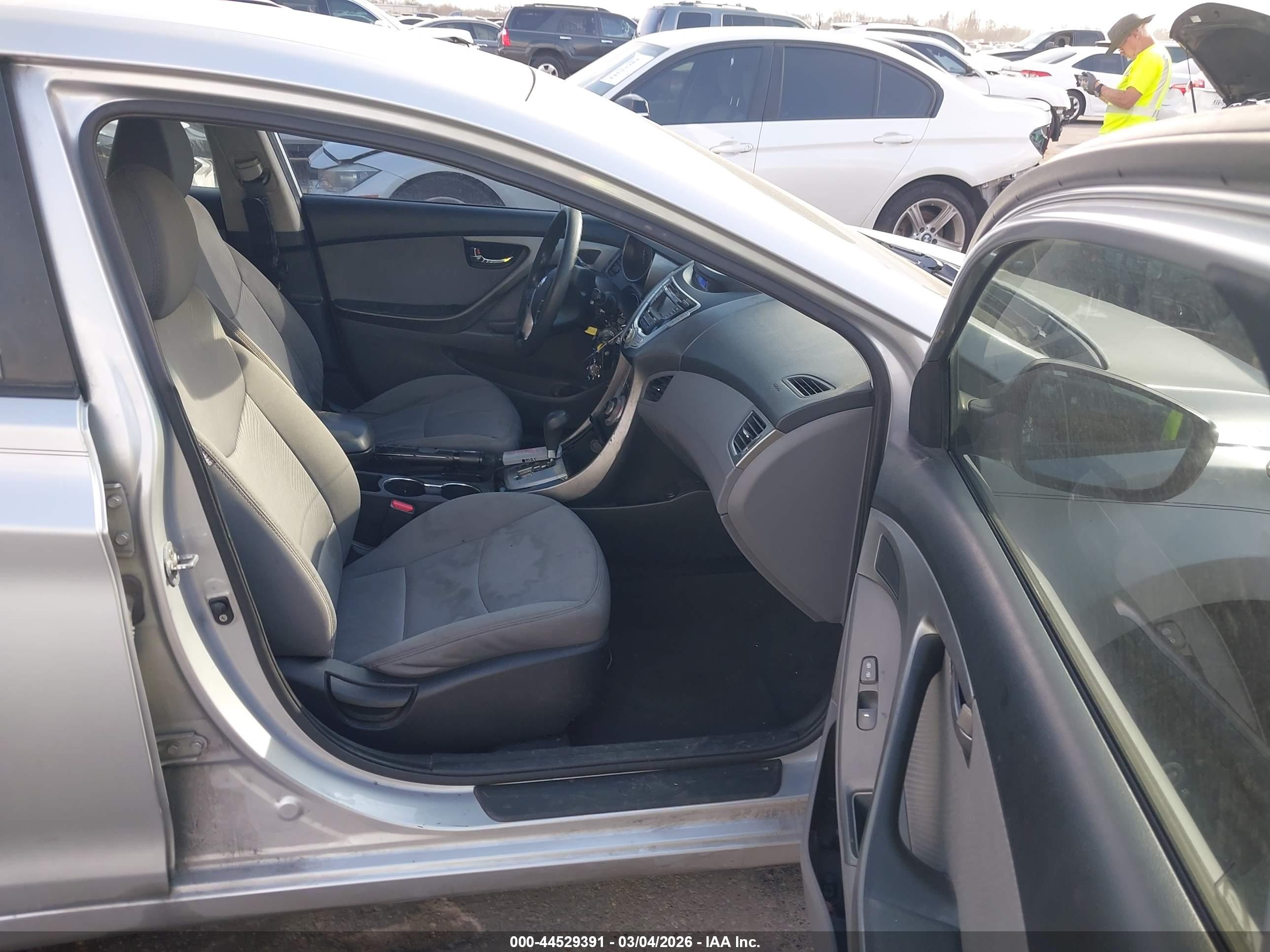 HYUNDAI ELANTRA image 5
