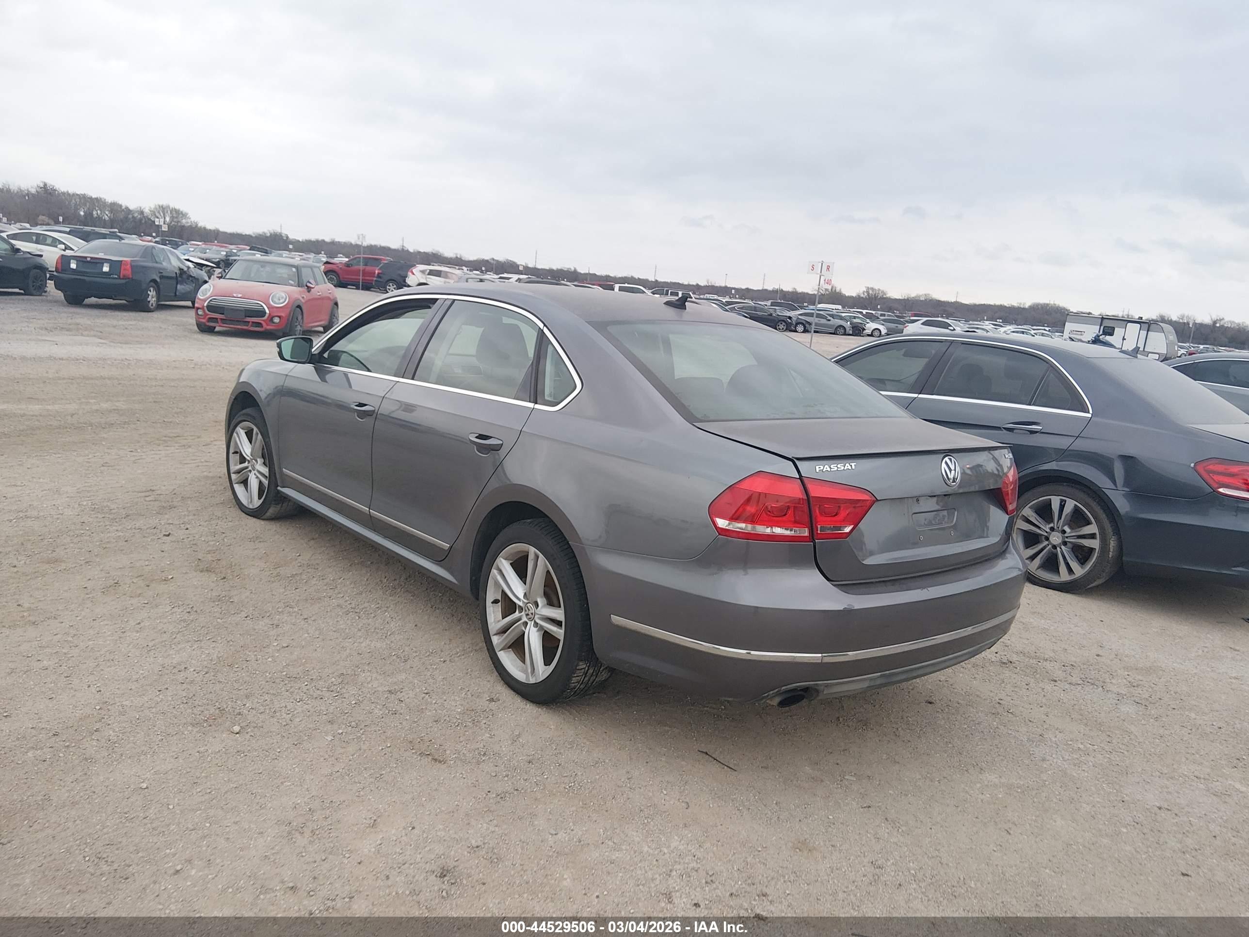 VOLKSWAGEN PASSAT image 3