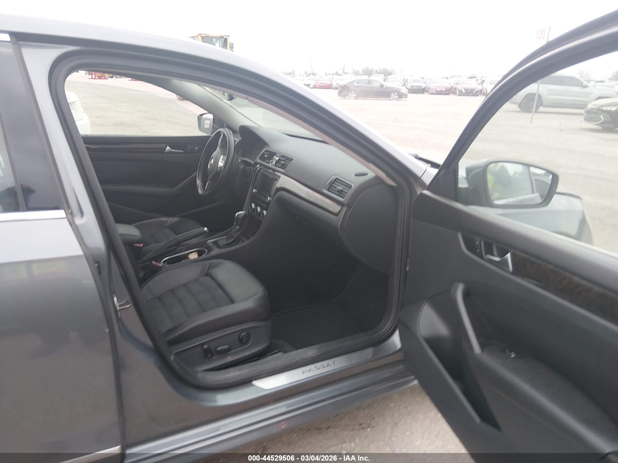 VOLKSWAGEN PASSAT image 5