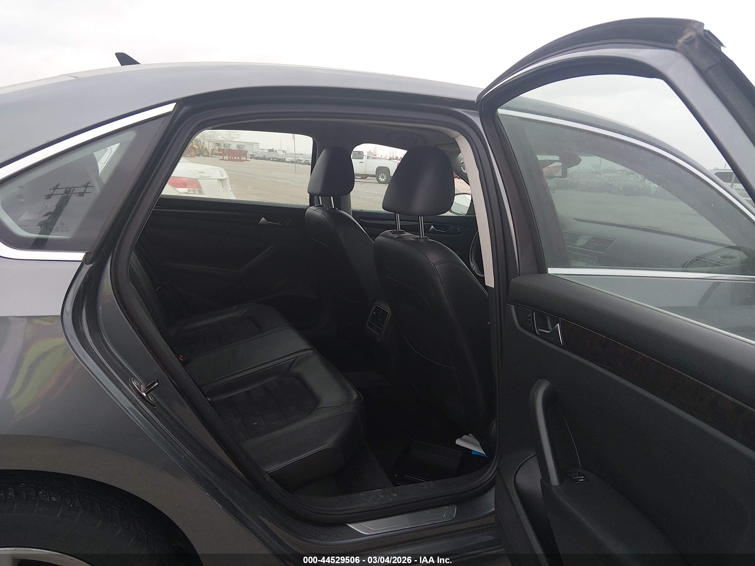 VOLKSWAGEN PASSAT image 8