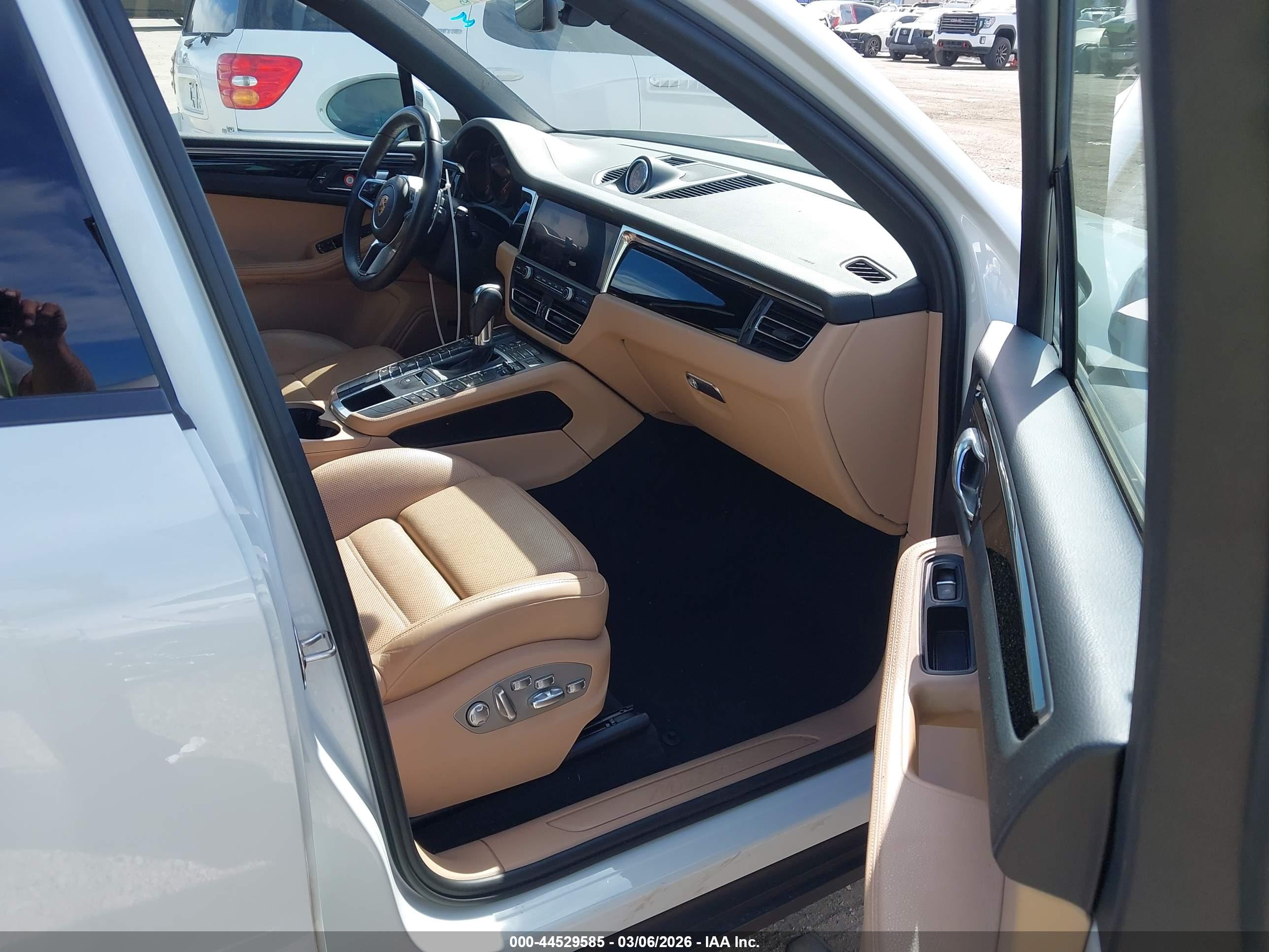 PORSCHE MACAN image 5