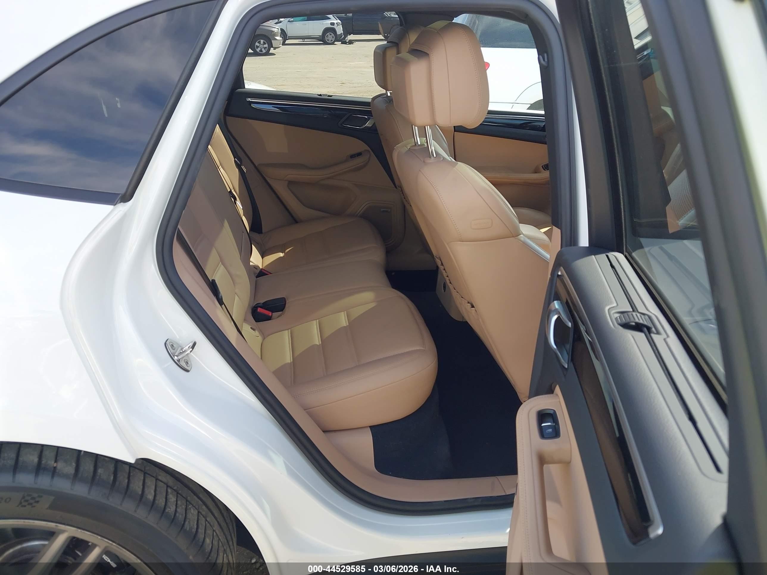 PORSCHE MACAN image 8