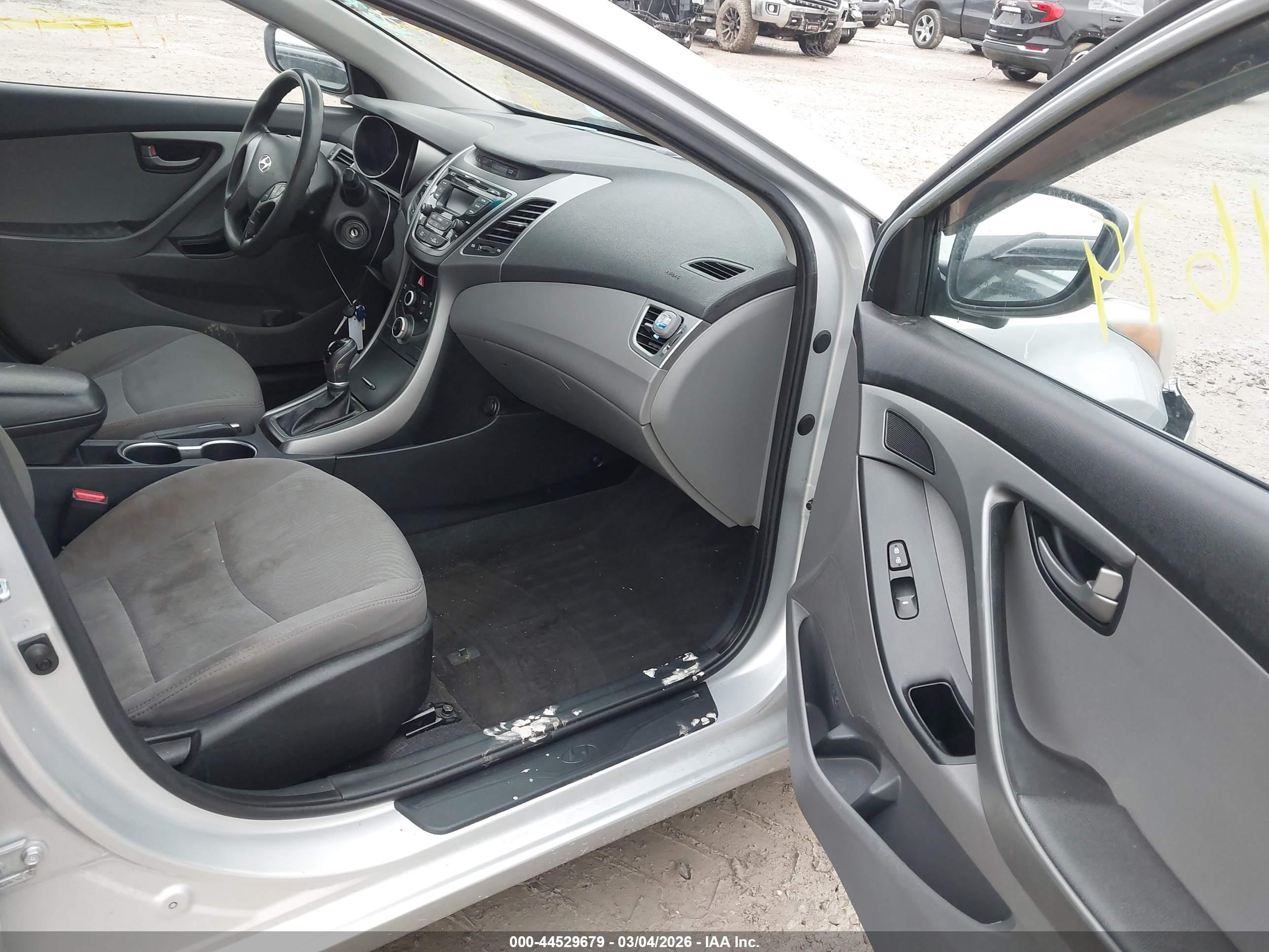 HYUNDAI ELANTRA image 5