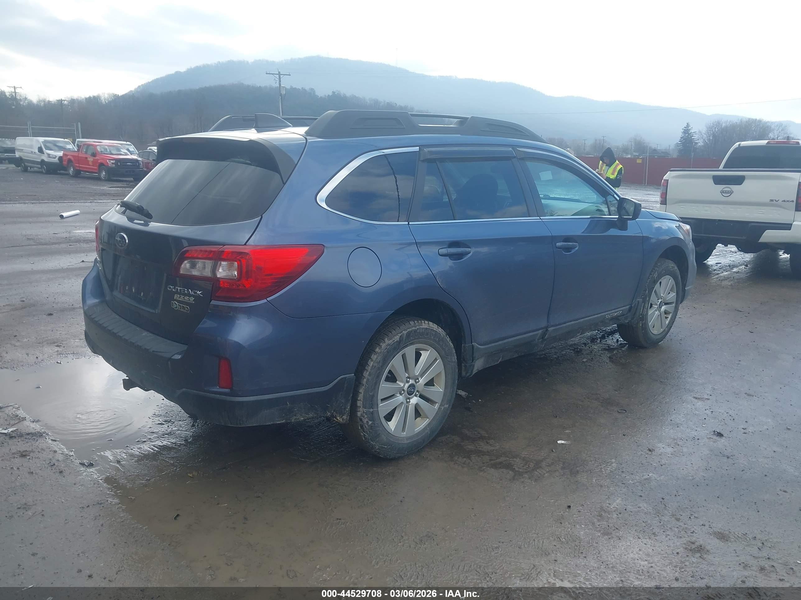 SUBARU OUTBACK image 4