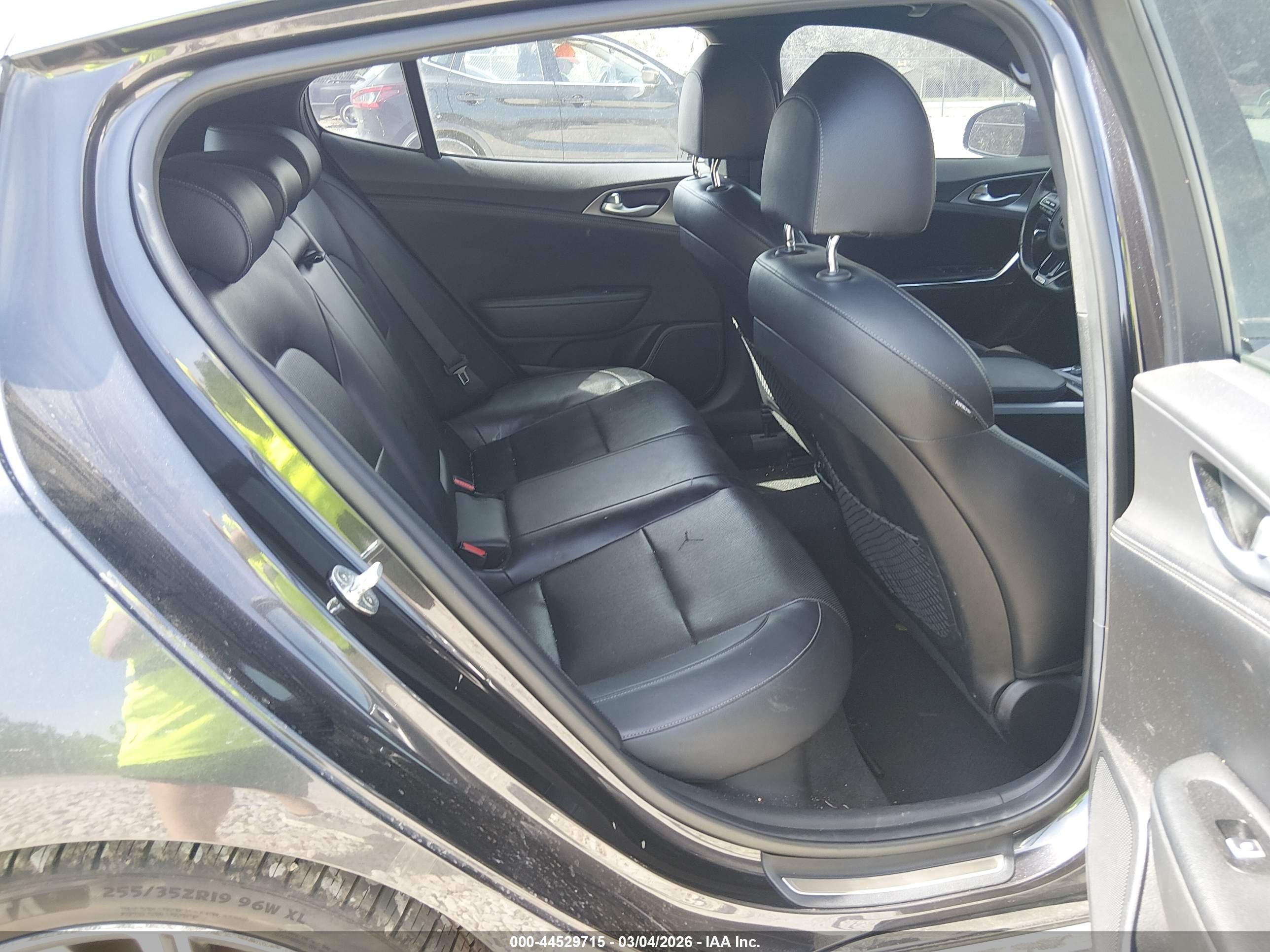 KIA STINGER image 8