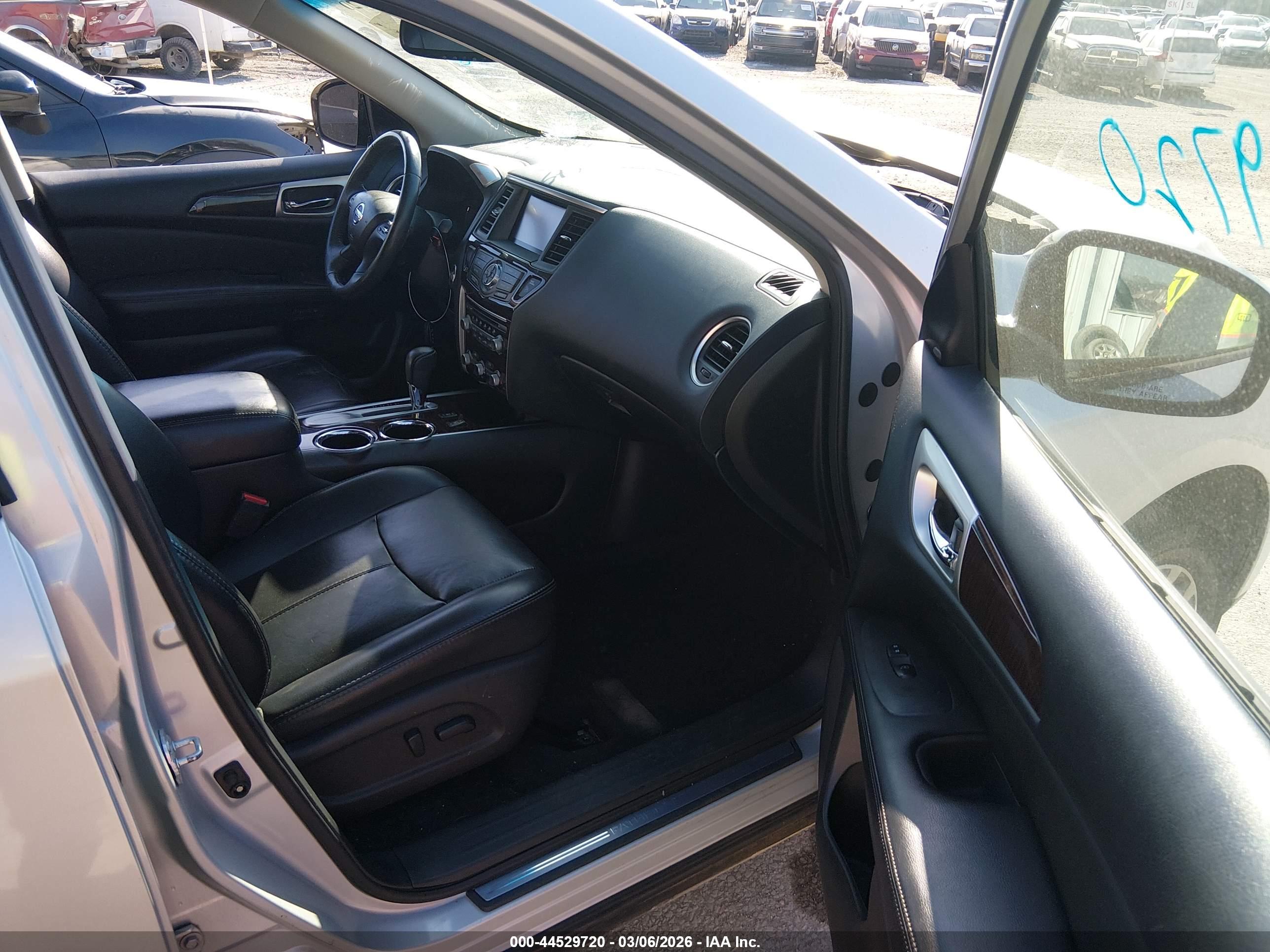 NISSAN PATHFINDER image 5