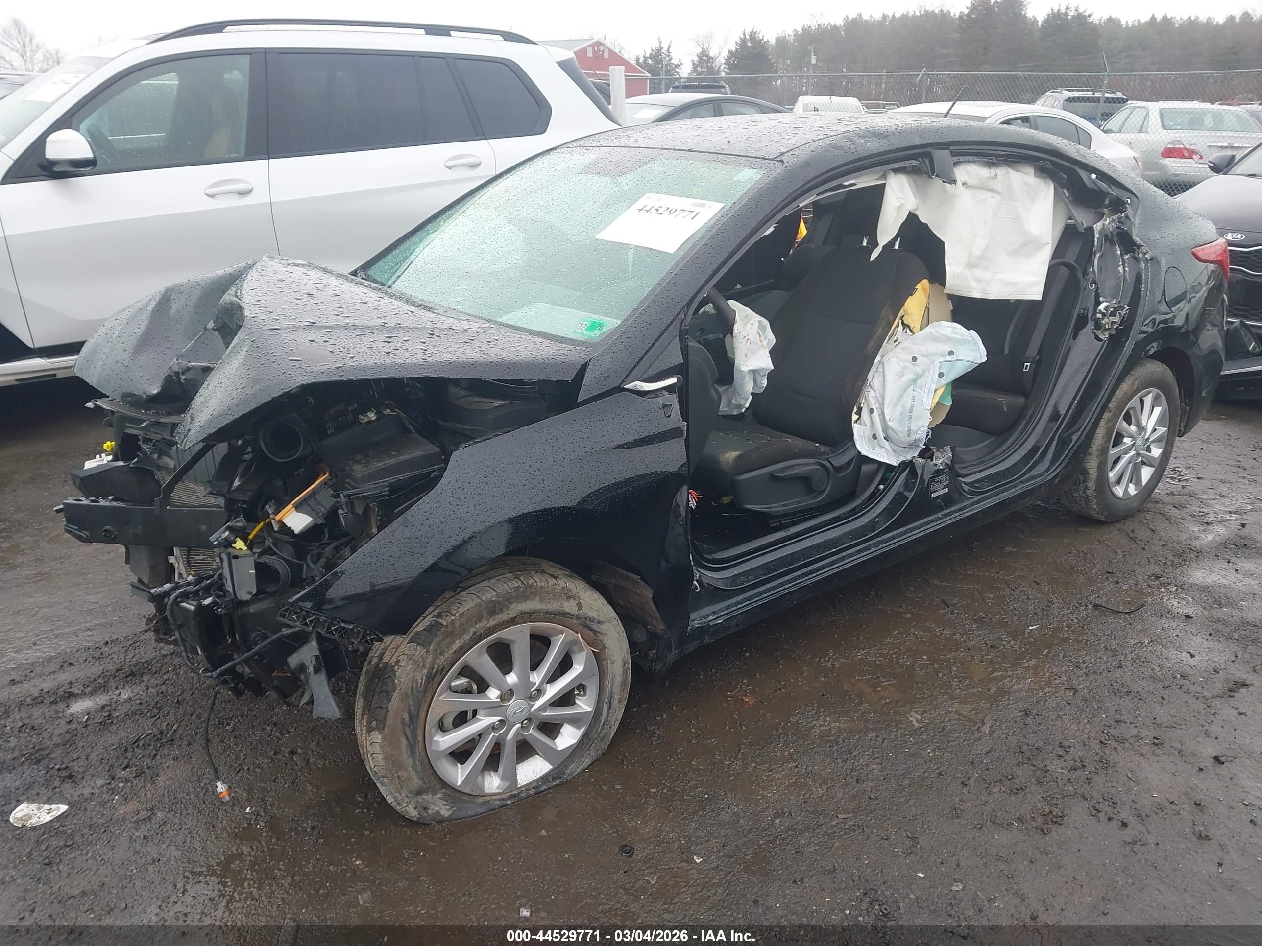 HYUNDAI ACCENT image 2