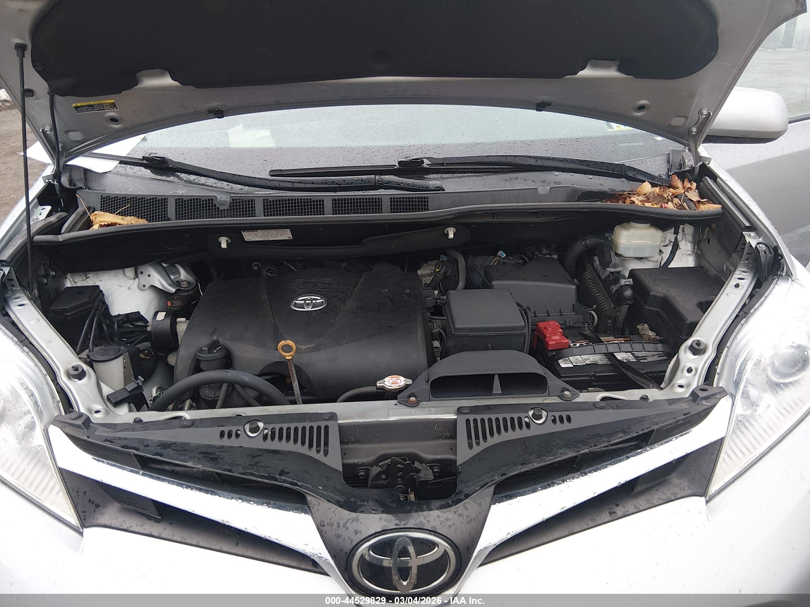 TOYOTA SIENNA image 10