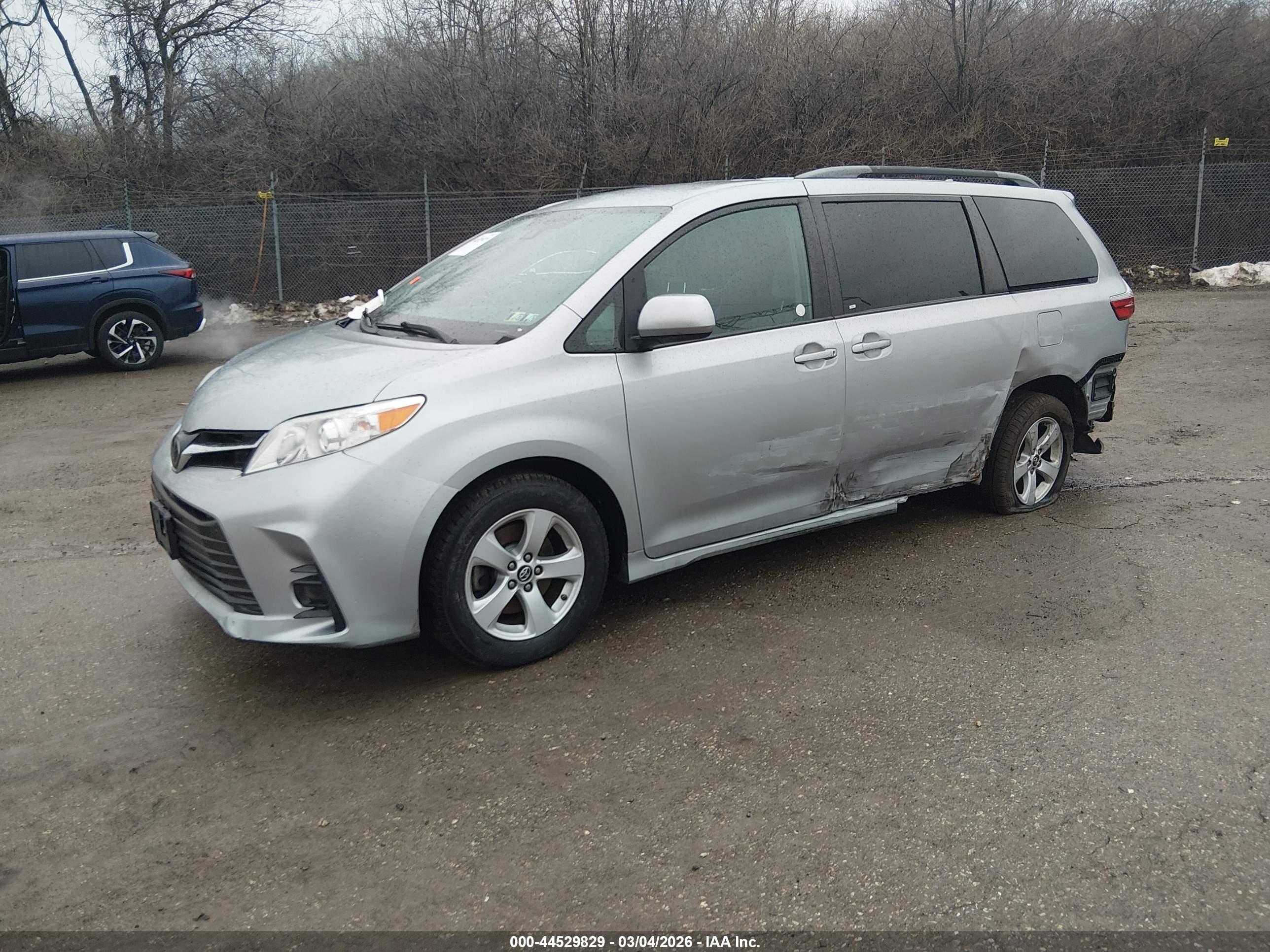 TOYOTA SIENNA image 2